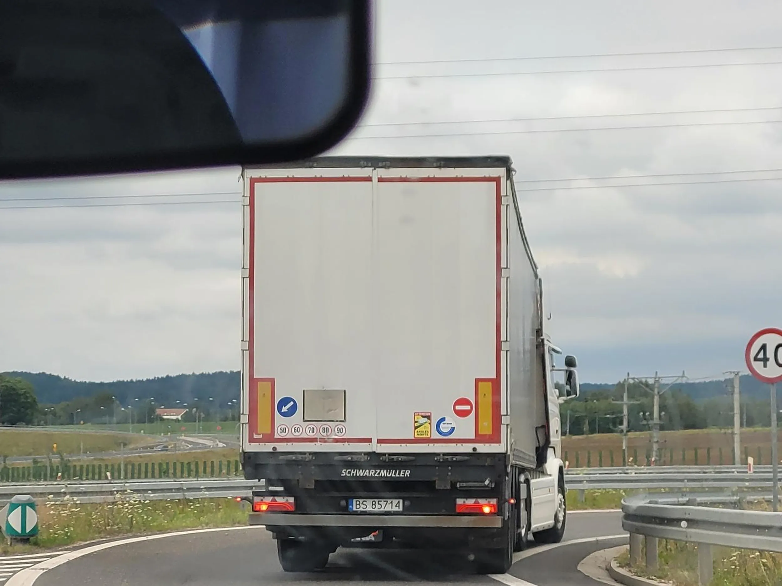 Kierowca białej Scanii zajeżdża droge prawie doprowadzając do wypadku