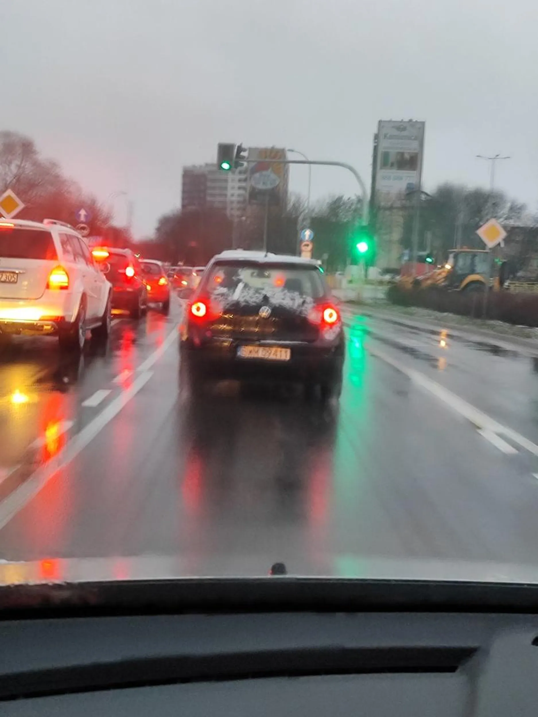 -zmiana pasa bez kierunkowskazu -zimny łokieć -zajecie nieprawidłowego pasa a potem wpieprzenie się do ruchu -nieodśnieżony samochód