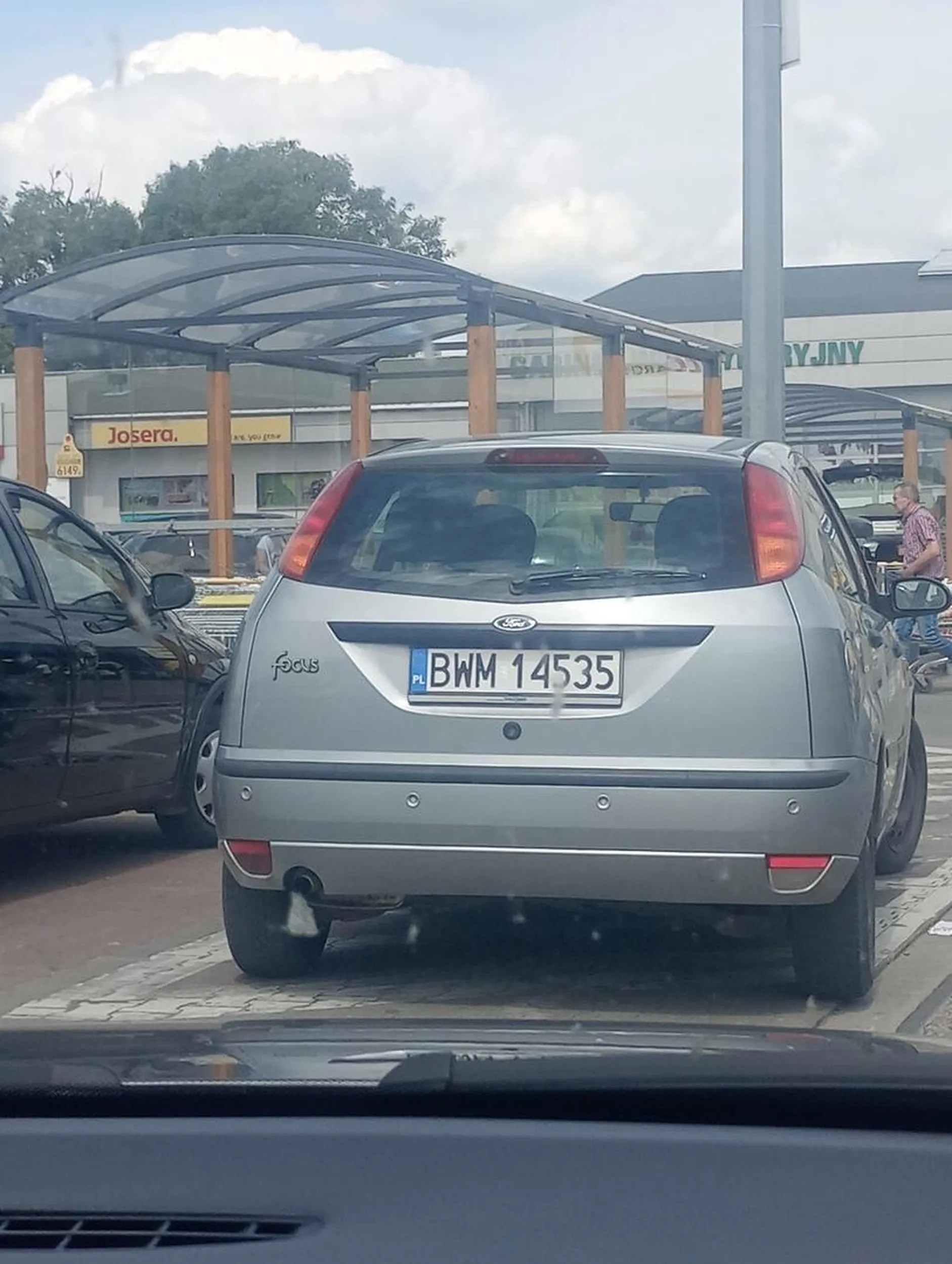 Tak się parkuje najlepiej wjedź do sklepu będziesz miał bliżej