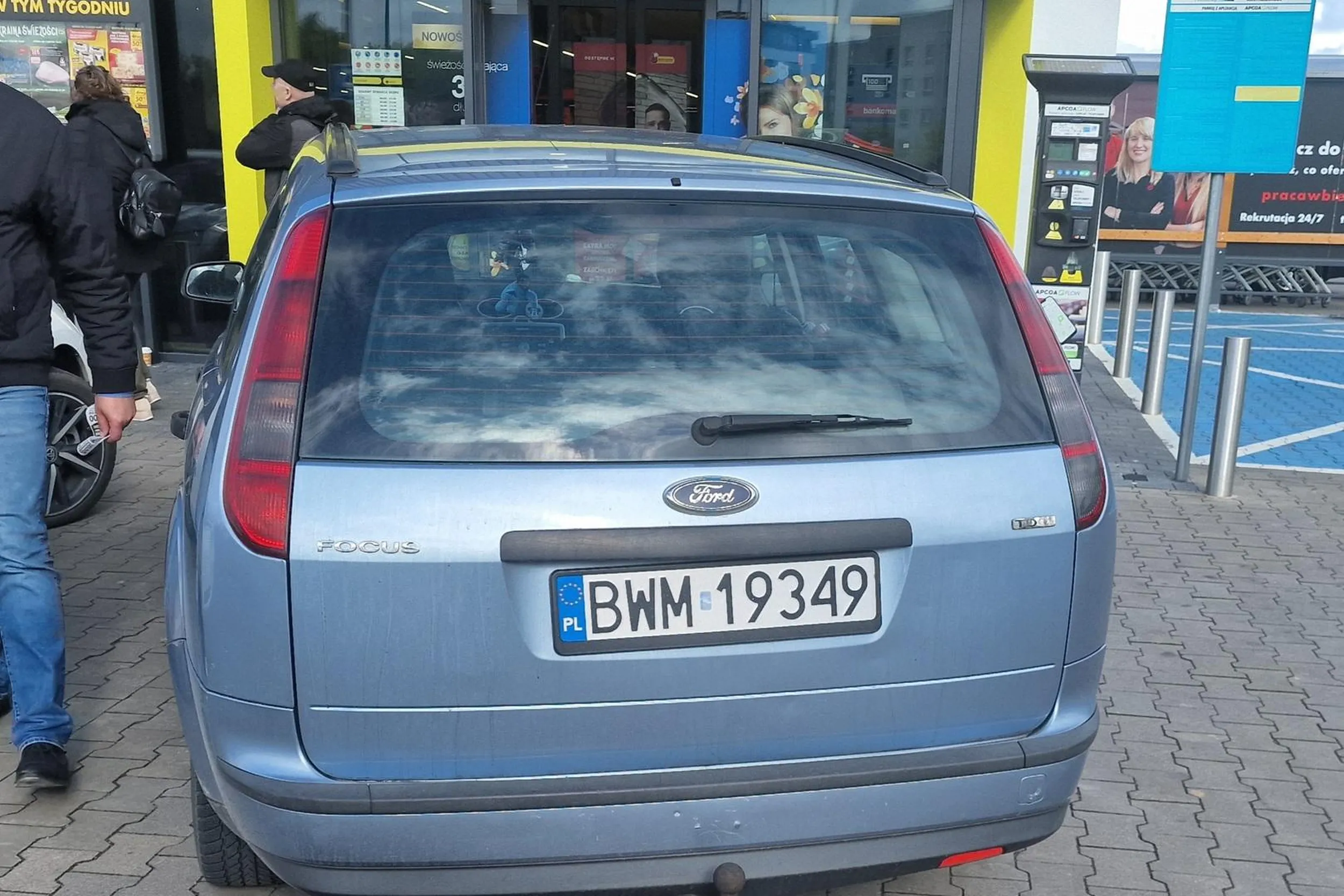 Chciała wjechac do środka ale nie dala rady to auto porzuciła przed wejściem do sklepu, niestety ameba umysłowa z prawem jazdy z chipsów