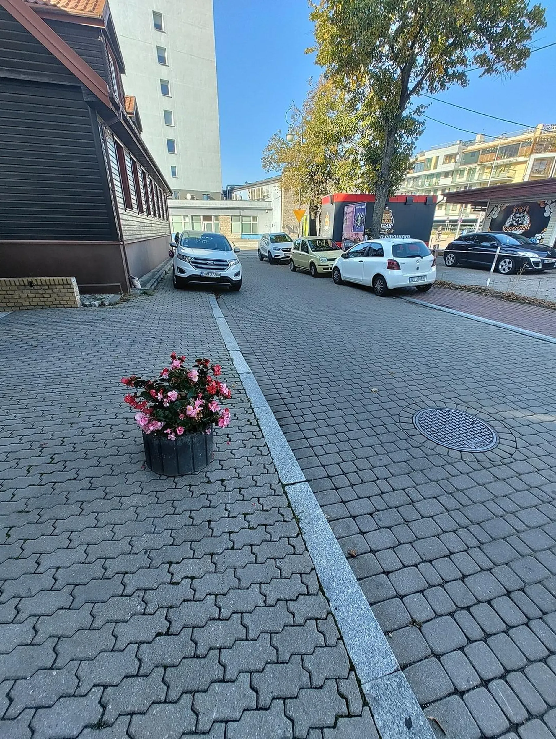 Pan śpi sobie w aucie, kiedy kobieta z wózkiem musi iść po jezdni. Zdjęcie już wysłane policji :)