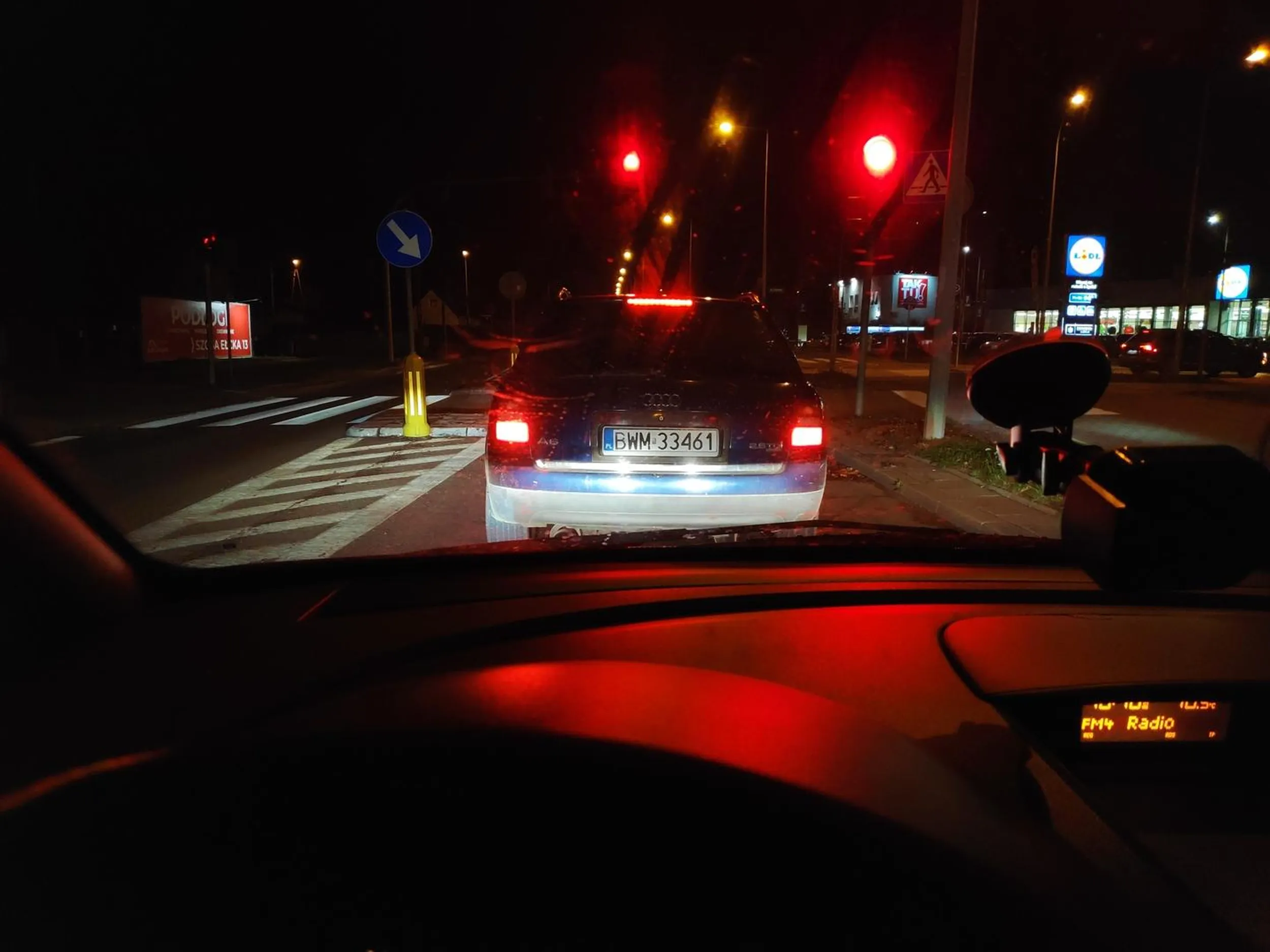 Żaden kierowca dawno mnie tak nie wkurzył. Jedzie 30 przy ograniczeniu do 60. Nie ma możliwości wyprzedzenia. Jedzie szlaczkiem, na światłach startuje z dużym opóźnieniem.