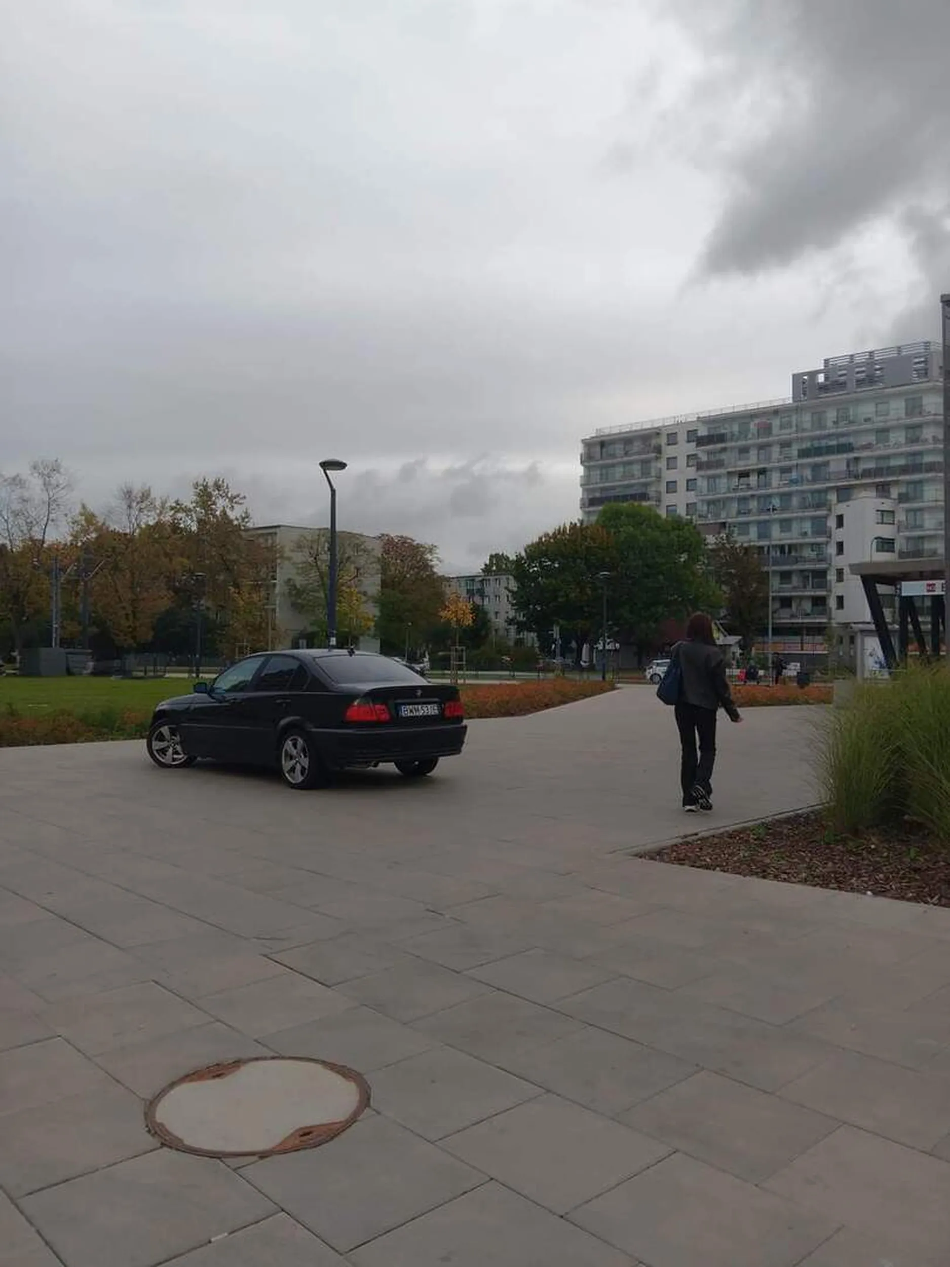 Puścić chama na salony to w dużym mieście pomyli chodnik z jezdnią. Może się to przytrafić gdy się przyjeżdża z okolic gdzie takich rozwiązań brak ...  Pobliże stacji metra Bródno