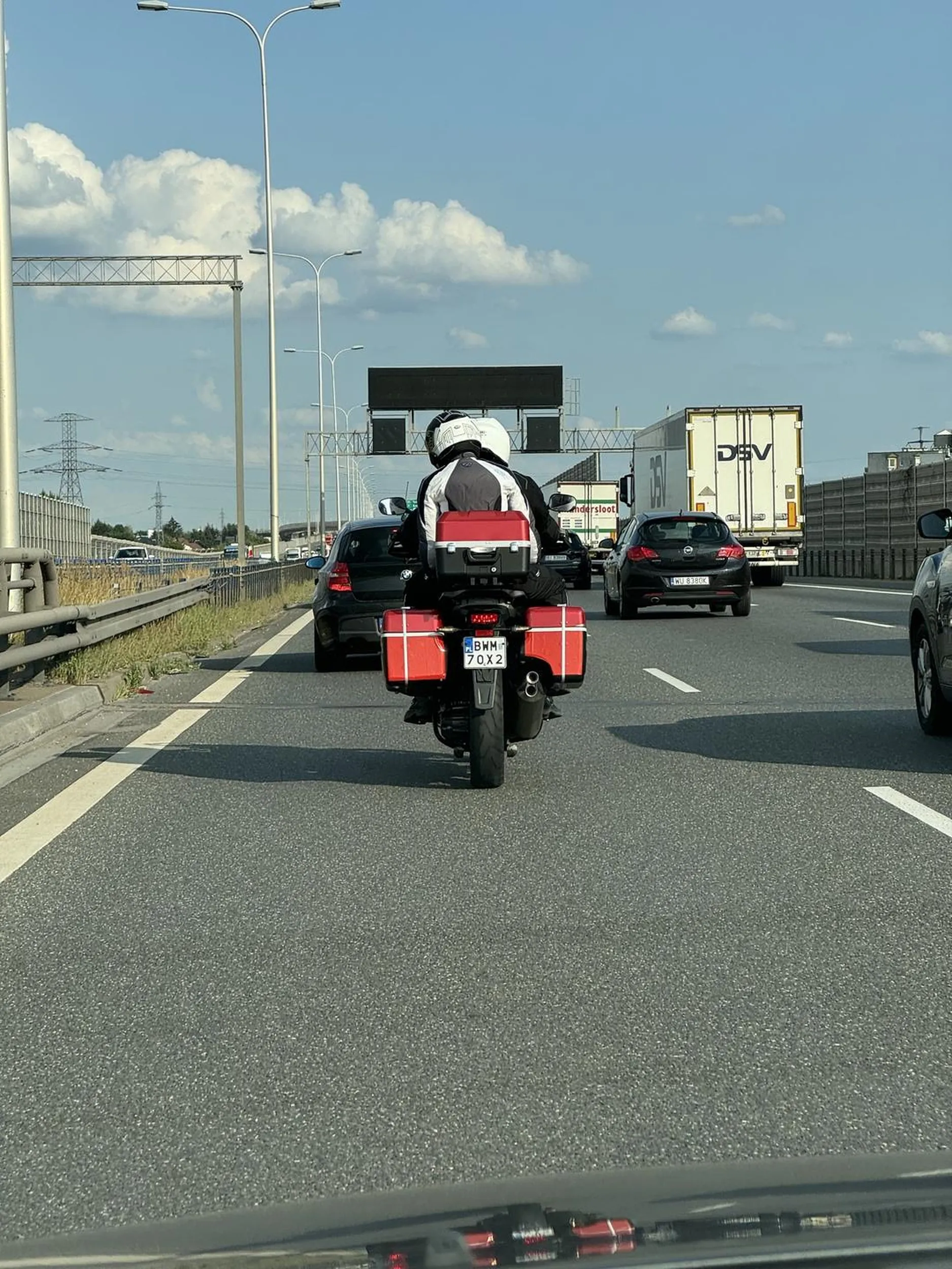 Parka na moto z narwańcem za sterami. Slalom między samochodami na 3 pasach trasy S2 w Warszawie. Wyprzedzający auta od prawej strony na centymetry. Przy takiej jeździe niedługo będziecie zeskrobywani z asfaltu.