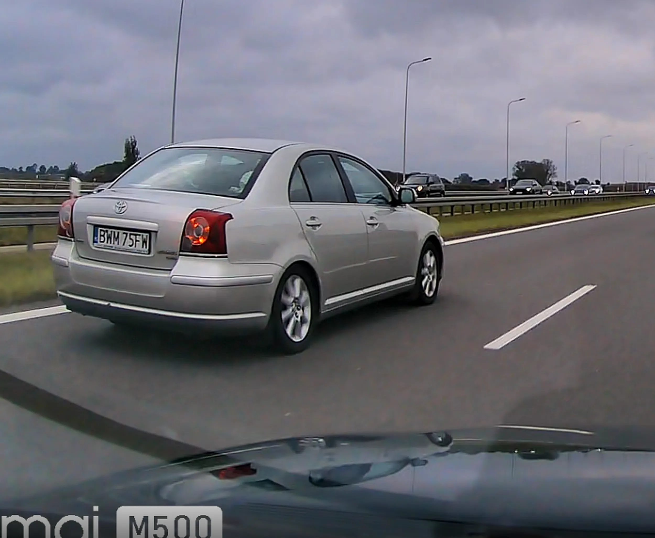 Szkoda, że nie mam kamerki z tyłu samochodu, pięknie byś wyglądał. :) Miganie kierunkami podczas manewru wyprzedzania, a koleżka z Camaro prawym pasem wyprzedza, brawo!