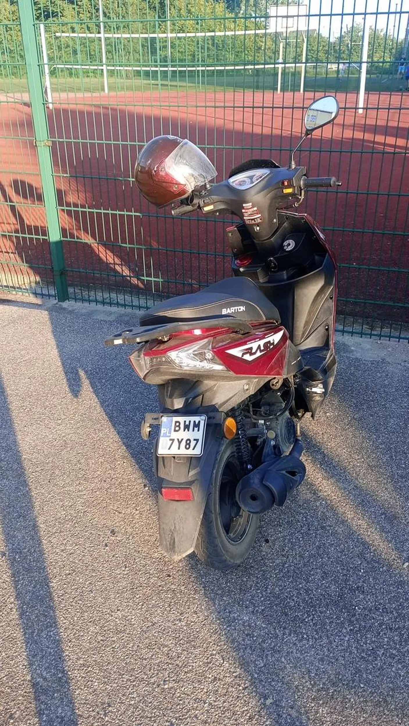 Jeździ po chodniku i krzyczy cipy cipy