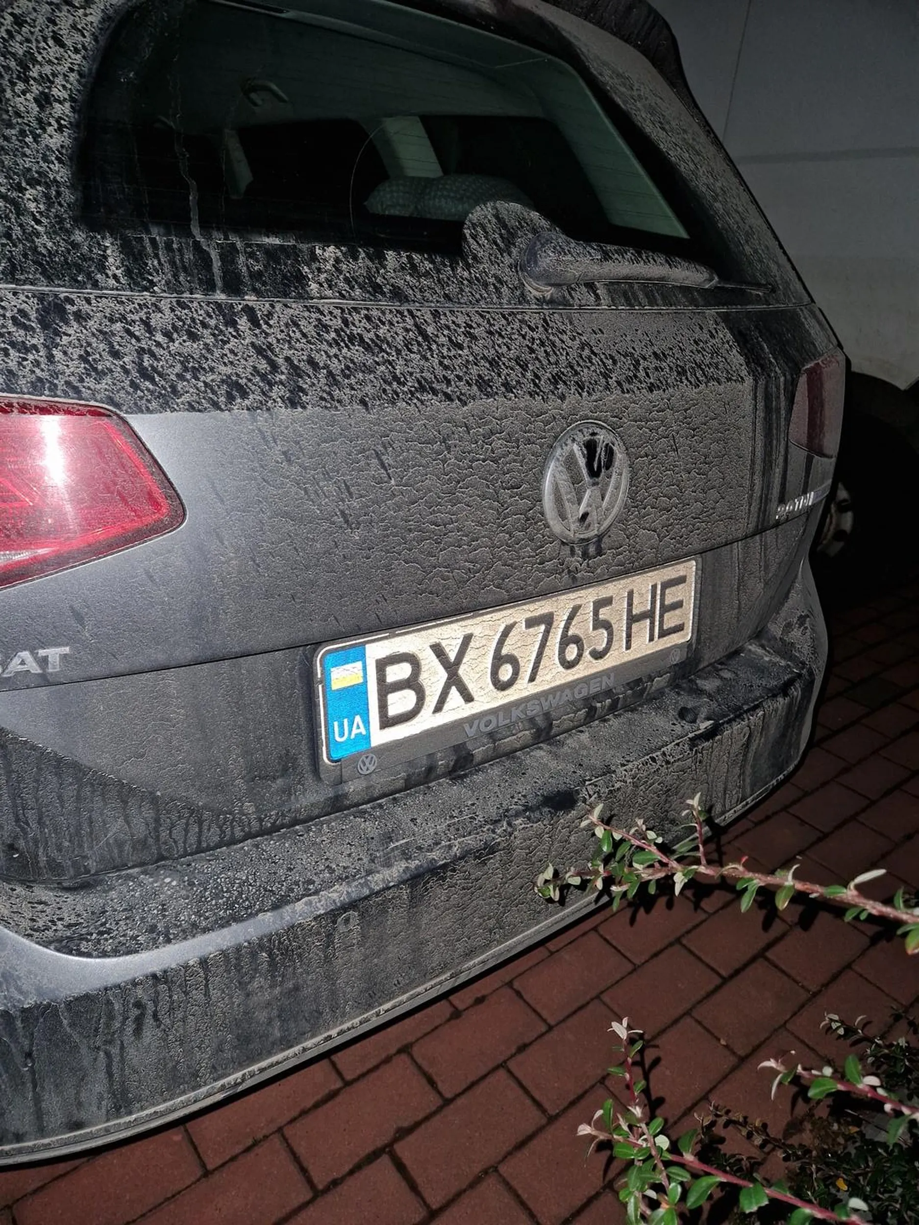 Osoba zaparkowała na prywatnym miejscu parkingowym! Nie pozostawiła żadnych danych kontaktowych. Chamstwo, idiotyzm. Osiedle ze szlabanem, wszystko oznakowane! Jak tak można. Absolutnie bez pomyślunku - przeciez przez takie coś druga strona traci przede wszystkim czas i nerwy. Ręce opadają.