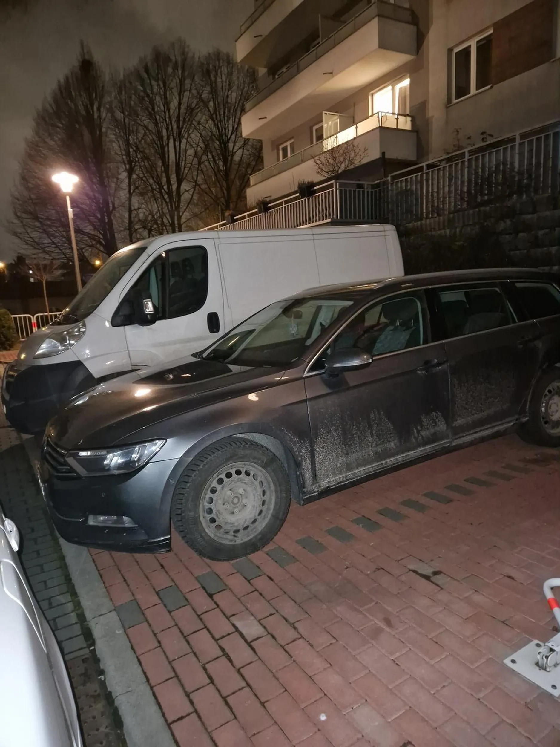 Osoba zaparkowała na prywatnym miejscu parkingowym! Nie pozostawiła żadnych danych kontaktowych. Chamstwo, idiotyzm. Osiedle ze szlabanem, wszystko oznakowane! Jak tak można. Absolutnie bez pomyślunku - przeciez przez takie coś druga strona traci przede wszystkim czas i nerwy. Ręce opadają.