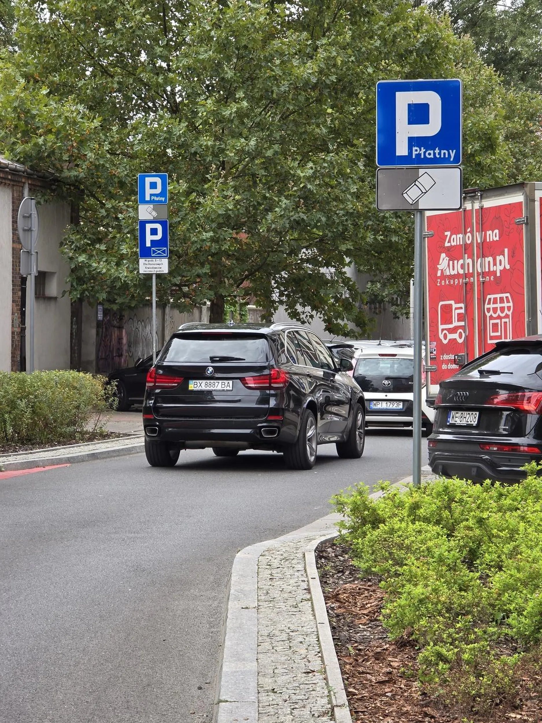 Przygłup na pełnej prędkości wymusza pierwszeństwo na pasach przy zielonym swietle - zabrakło centymetrów do wjechania w grupę ludzi jak w kręgle.