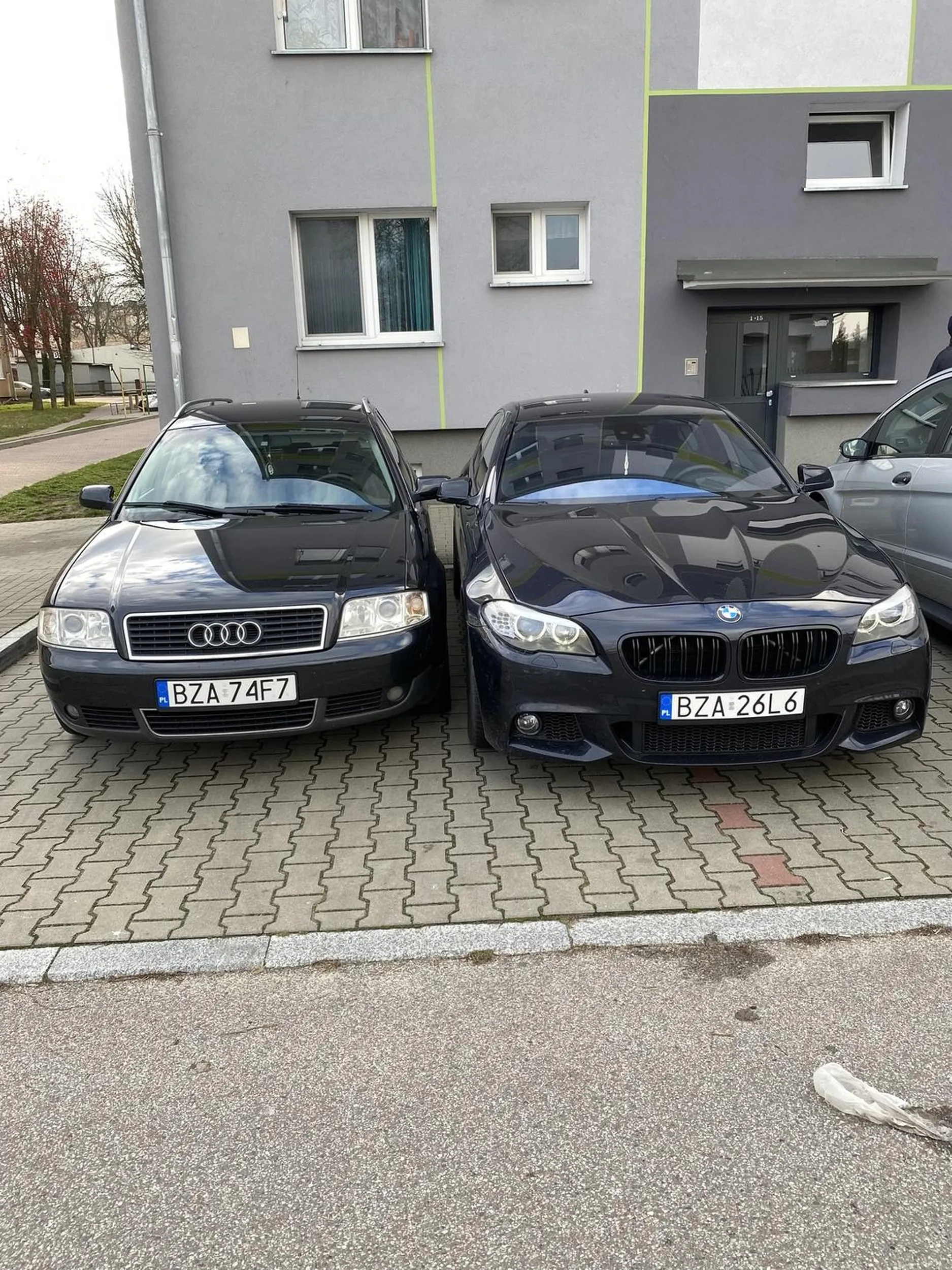 Kierowca parkuje jak na markę przystało, nie polecam pirat drogowy