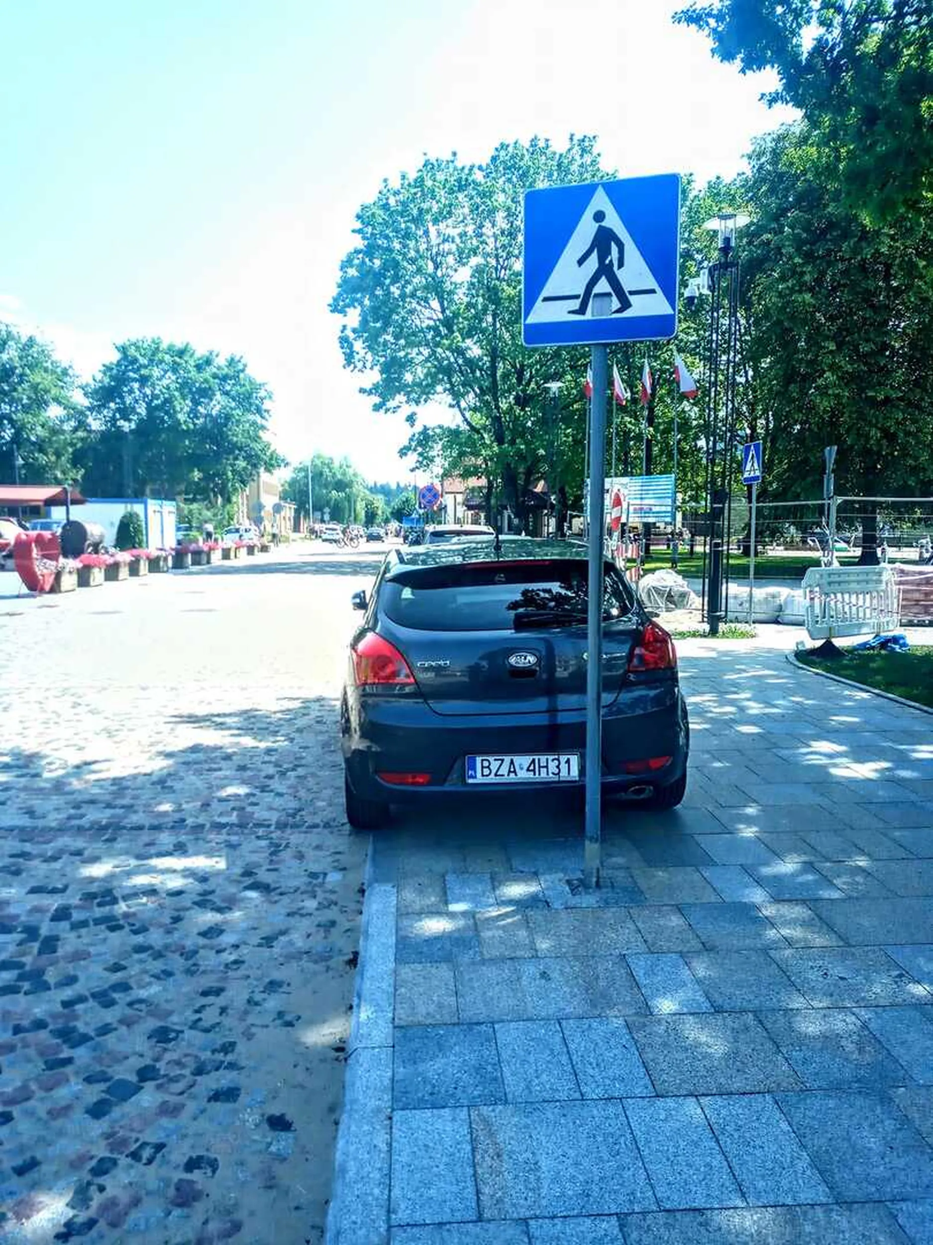 Cały dziń przestał parkując centralnie na przejściu dla pieszych