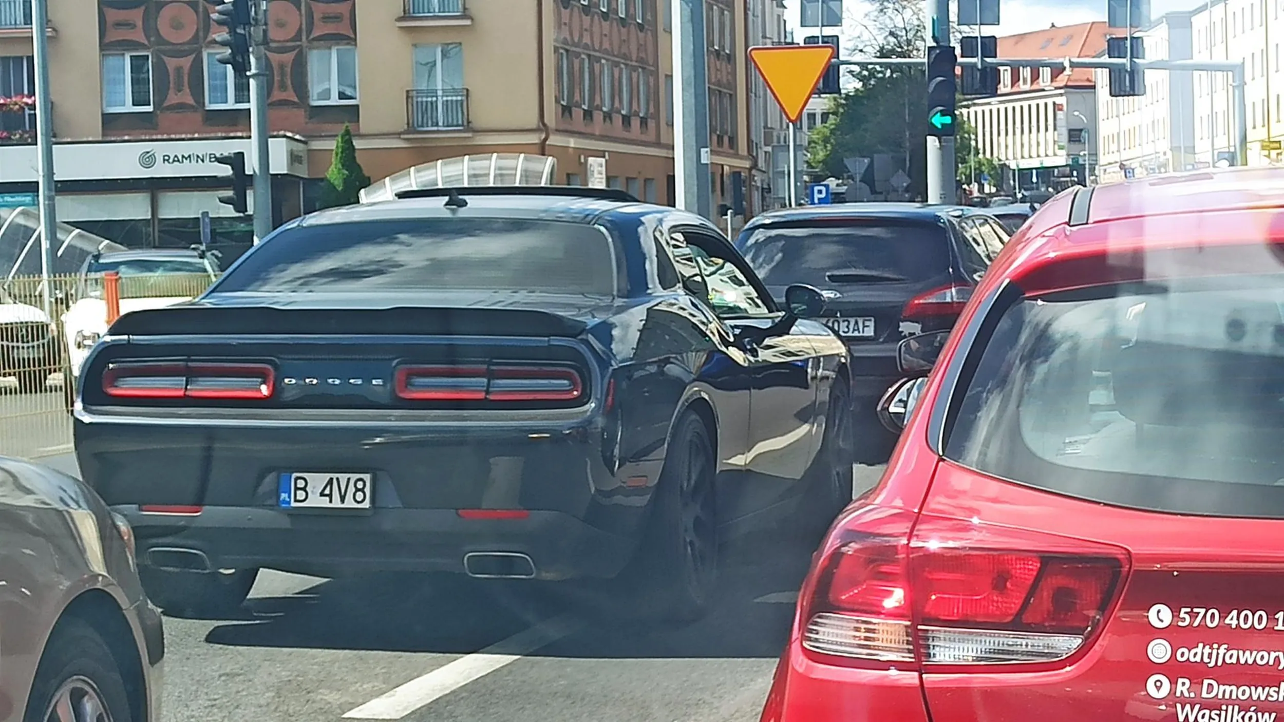 Glośno, szybko, niebezpiecznie. Driftuje na skrzyżowaniach i piluje silnik do odciny.