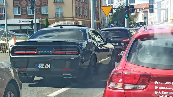 Glośno, szybko, niebezpiecznie. Driftuje na skrzyżowaniach i piluje silnik do odciny.