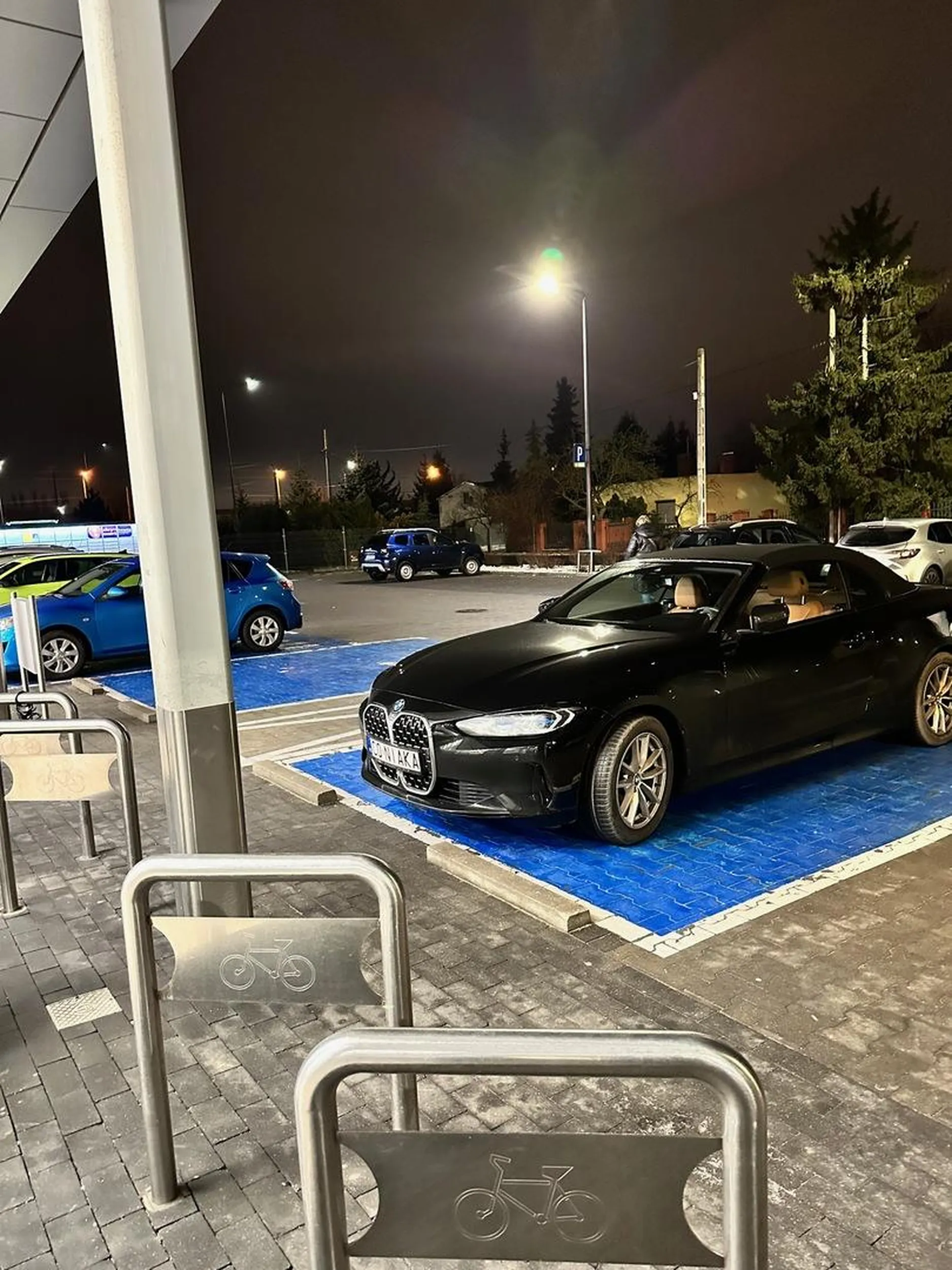 Niepełnosprawność intelektualna, nie daje z automatu pozwolenia na parkowanie w miejscu dla niepełnosprawnych.