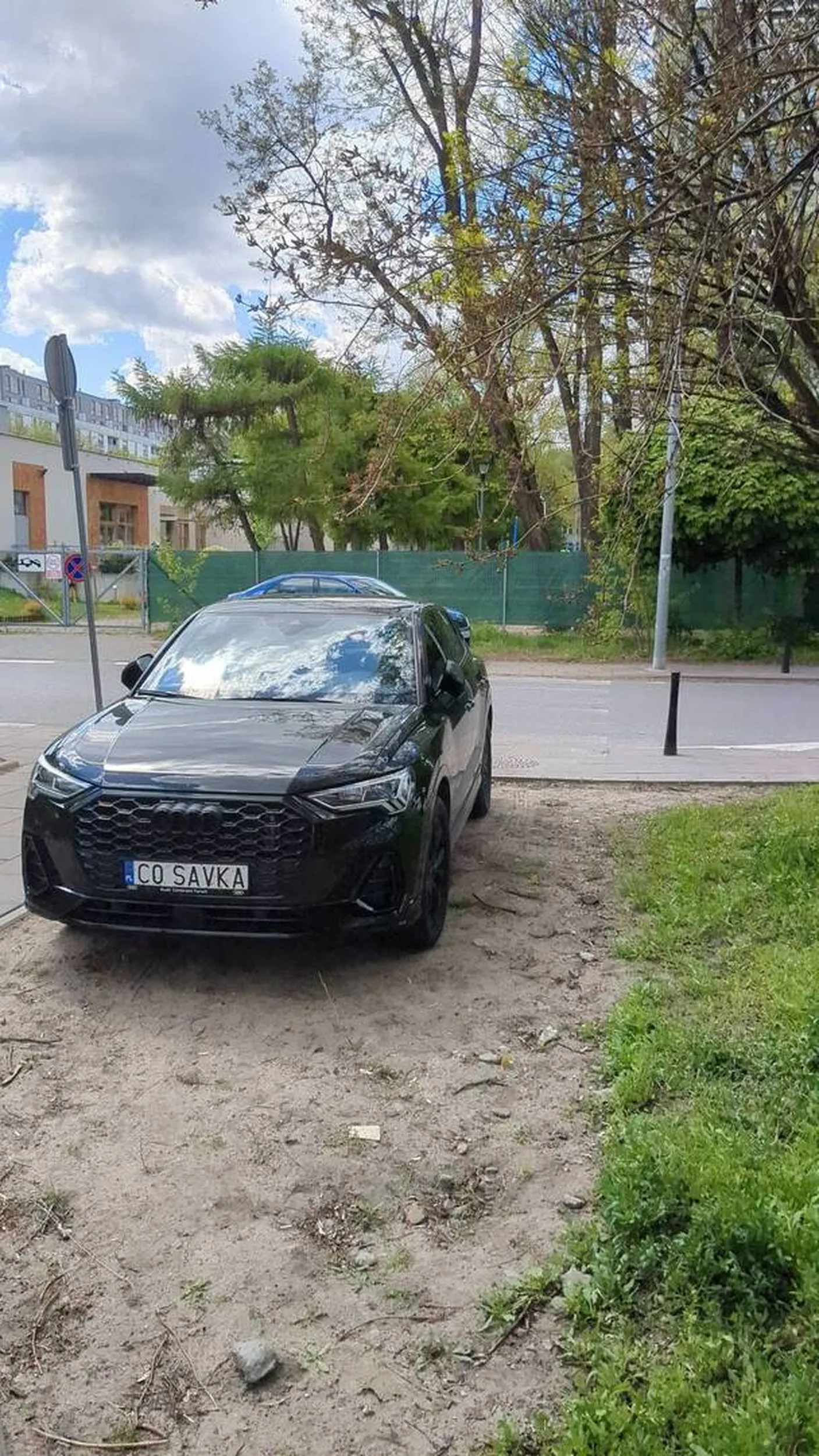 Auto przejechalo przez pasy i chodnik zeby odpocząć na klepisku. Wspolrzedne 52.26163, 20.97745