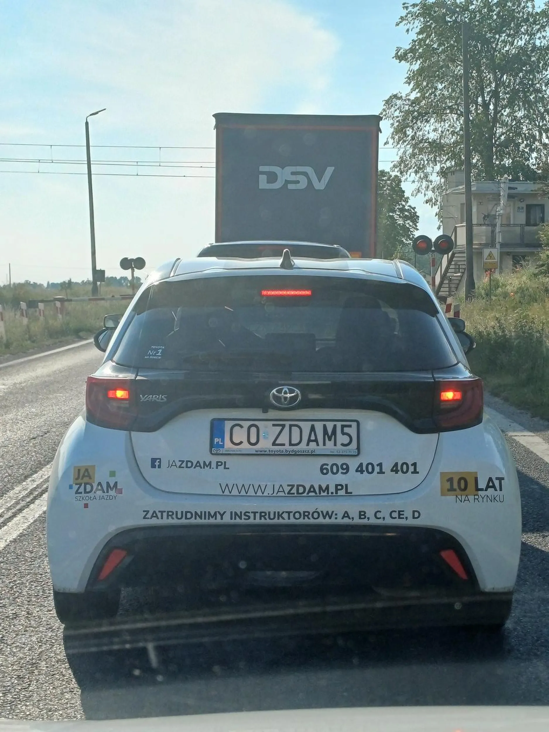 Typ ze szkoły jazdy, a ledwo wyprzedza tym śmiesznym Yarisem na trzeciego bez kierunkowskazu. Trochę strach uczyć się tam