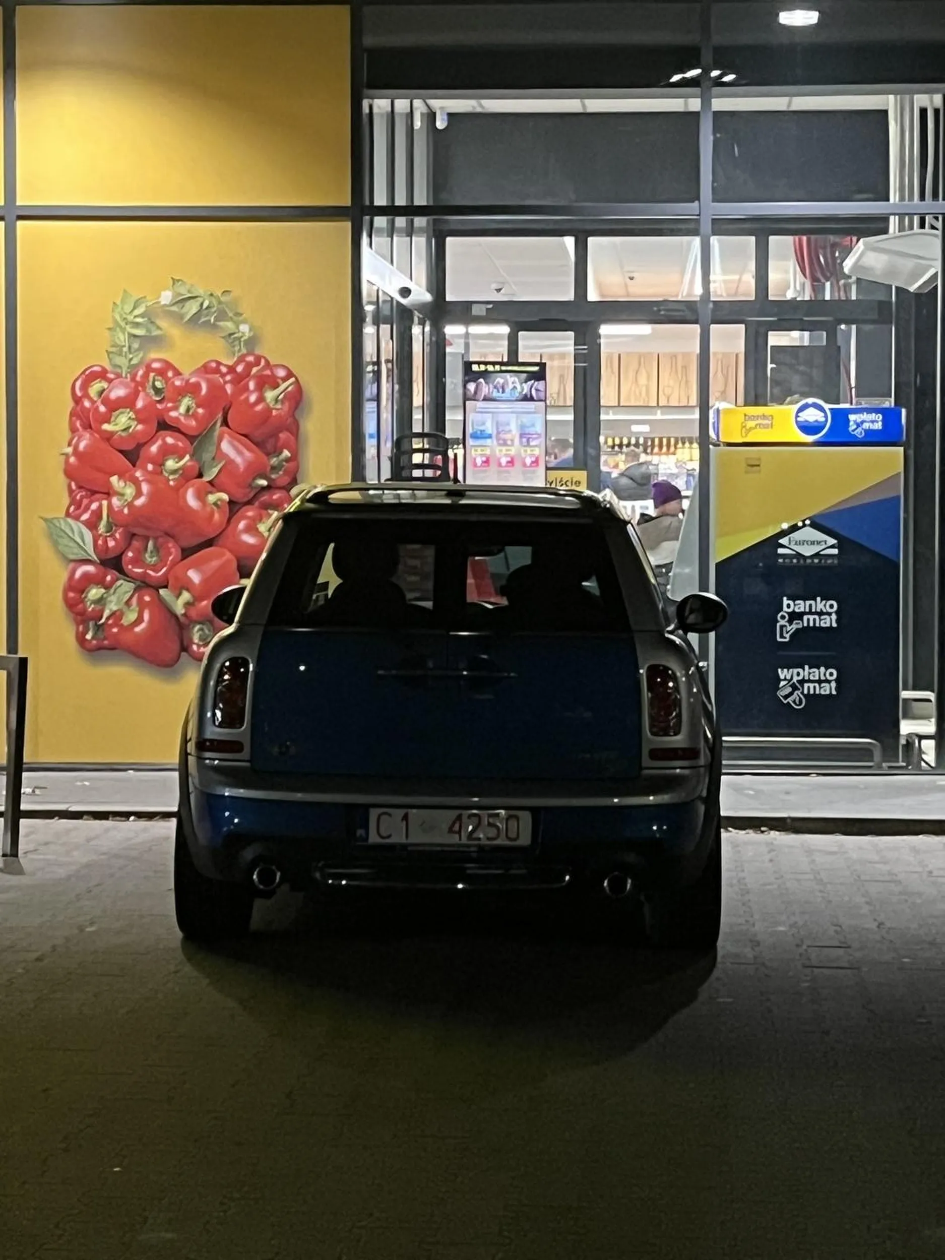 Gdyby mógł ten deb. to był wjechał do Biedronki. Musi być   bardzo „niepełnosprawny” bo do wejścia sklepu mógł przejść tylko 3 m.