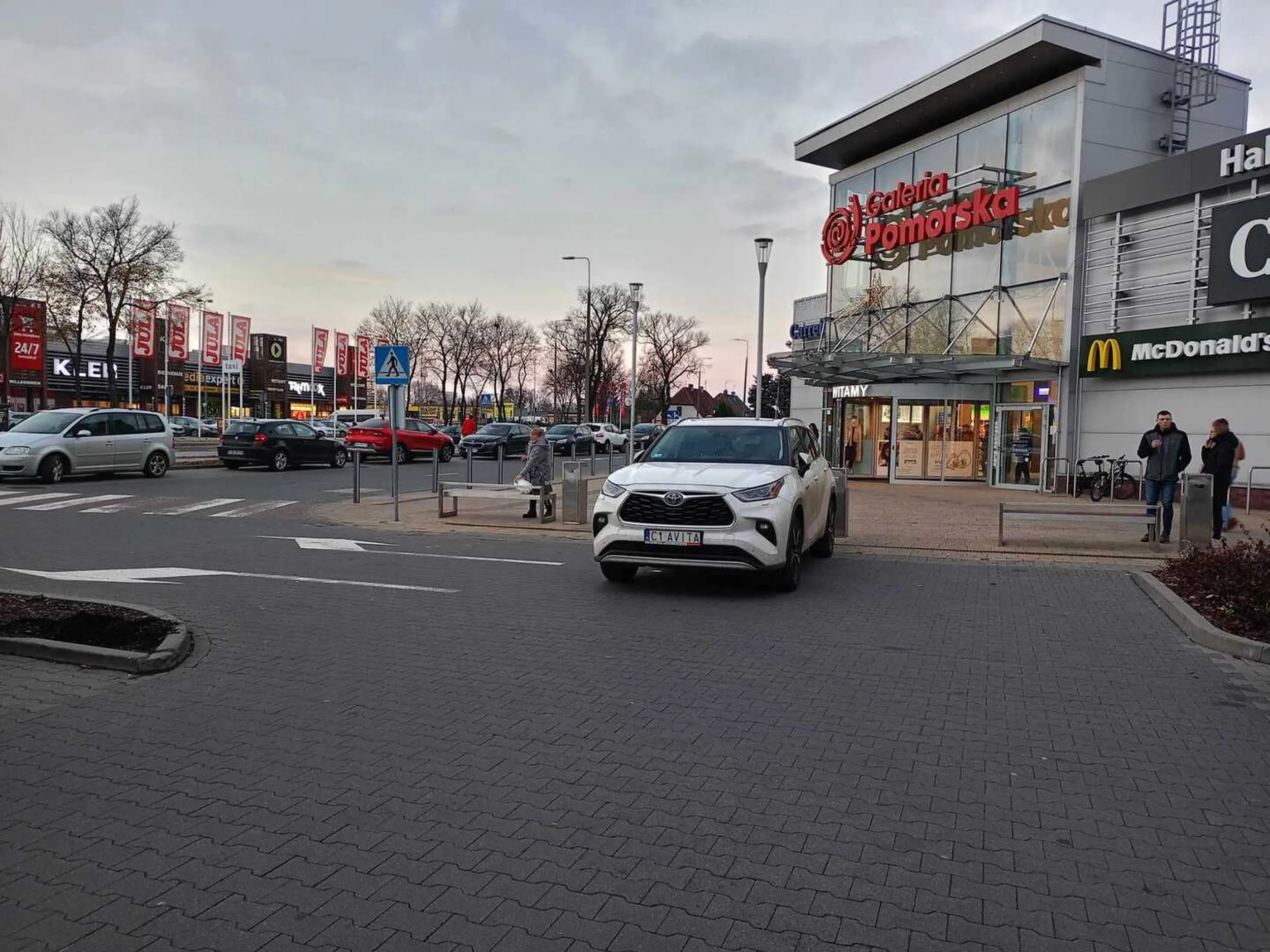 Kolejny wyczyn tego wariata. Tym razem wyjeżdża z galerii.