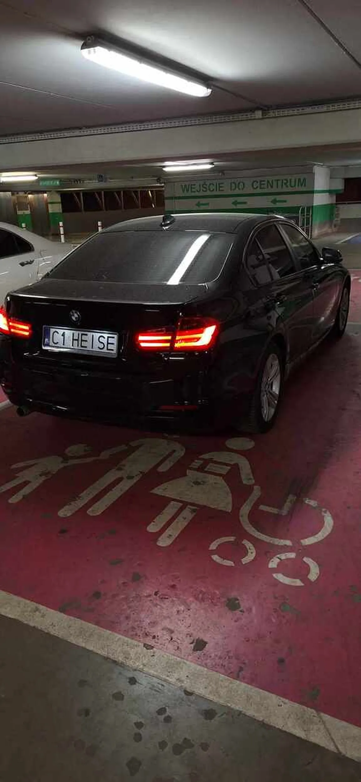 Nasterydowany gnój  bez wstydu parkuje sam w takim miejscu nie pozdrawiam !!!