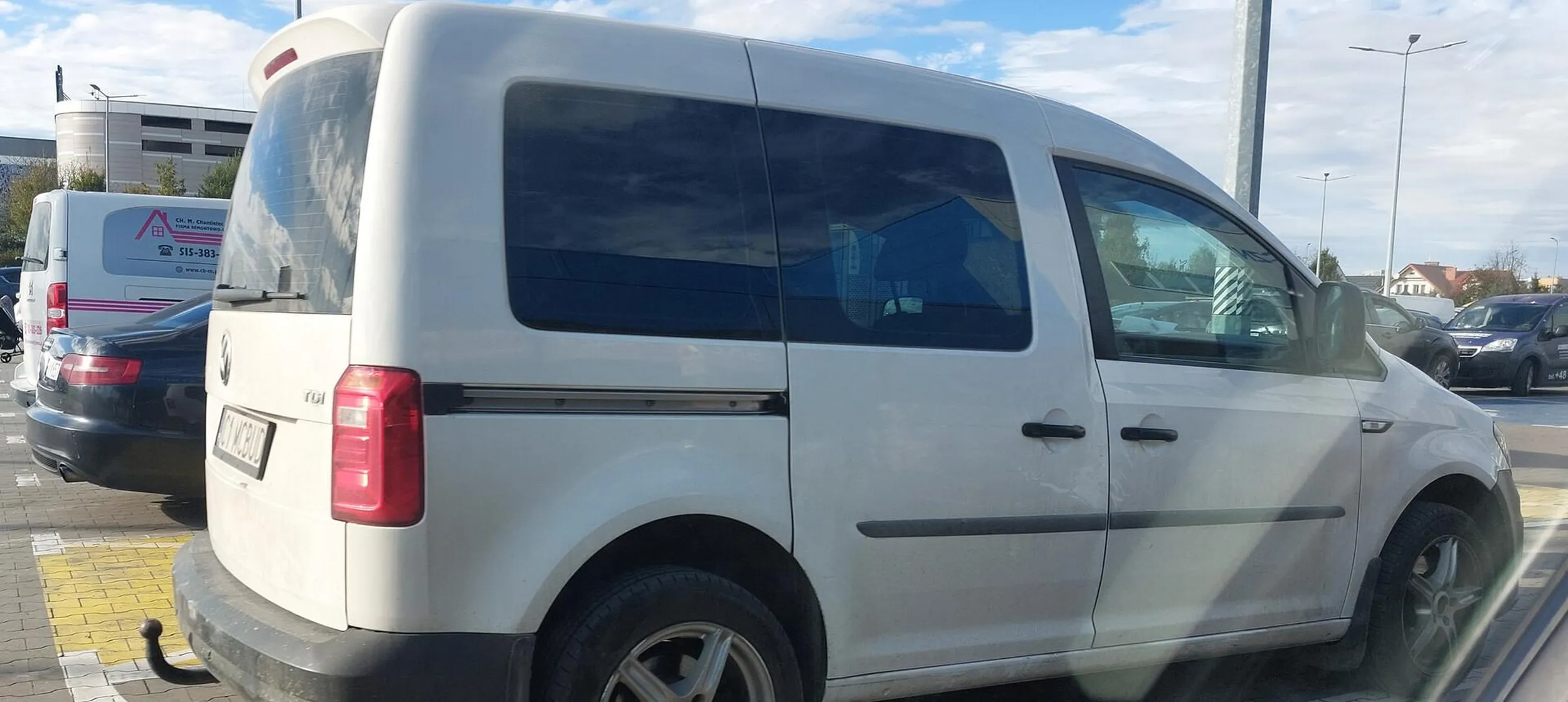 pierdoła ma pół wolnego parkingu pod Castoramą, ale dupy się ruszyć nie chce i parkuje pod samymi drzwiami, na obszarze wyłączonym z ruchu, przez co tylko ogranicza widoczność przy wyjeździe z parkingu