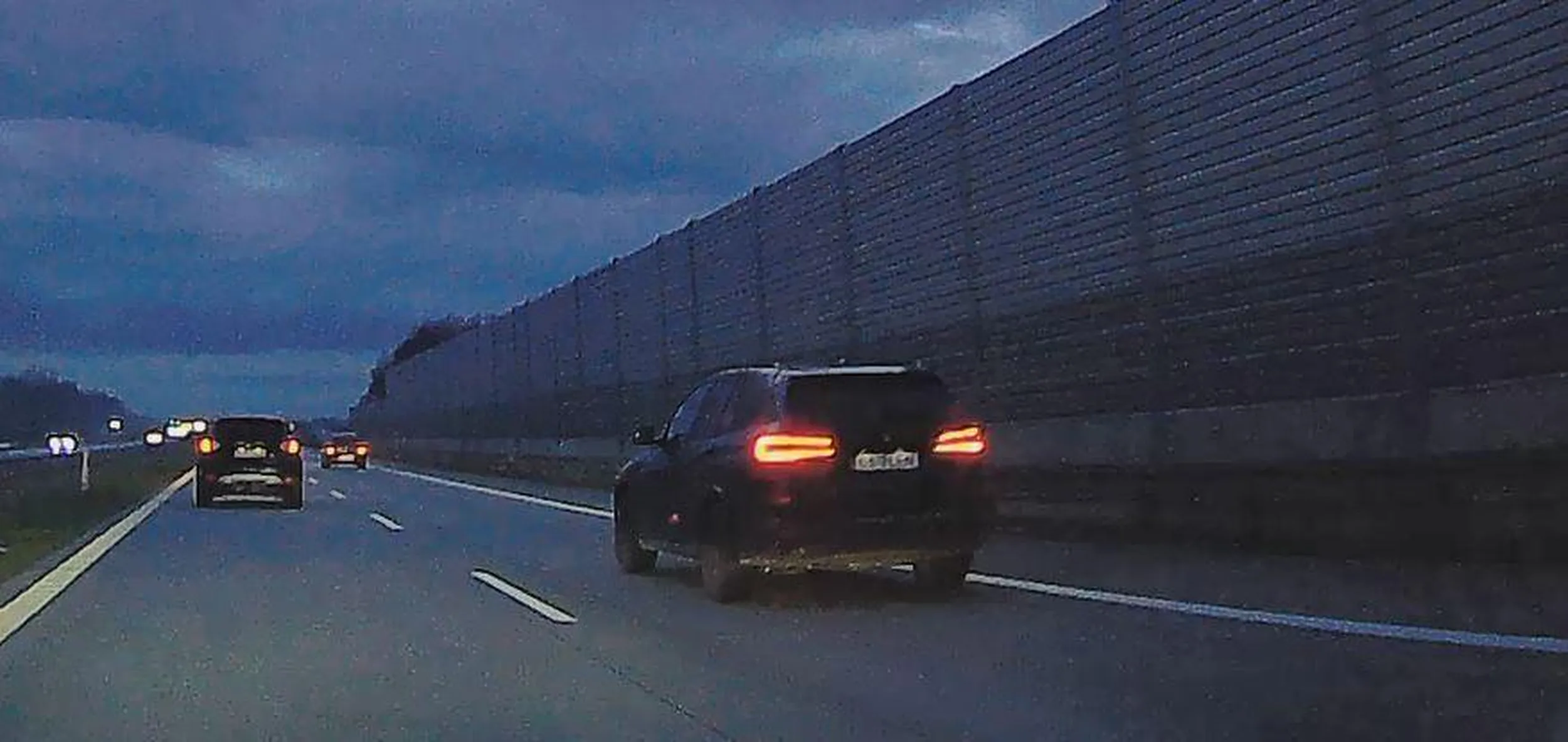 Nie siedź tyle na telefoniku, chłopcze, bo w końcu wyłapiesz mandacik.