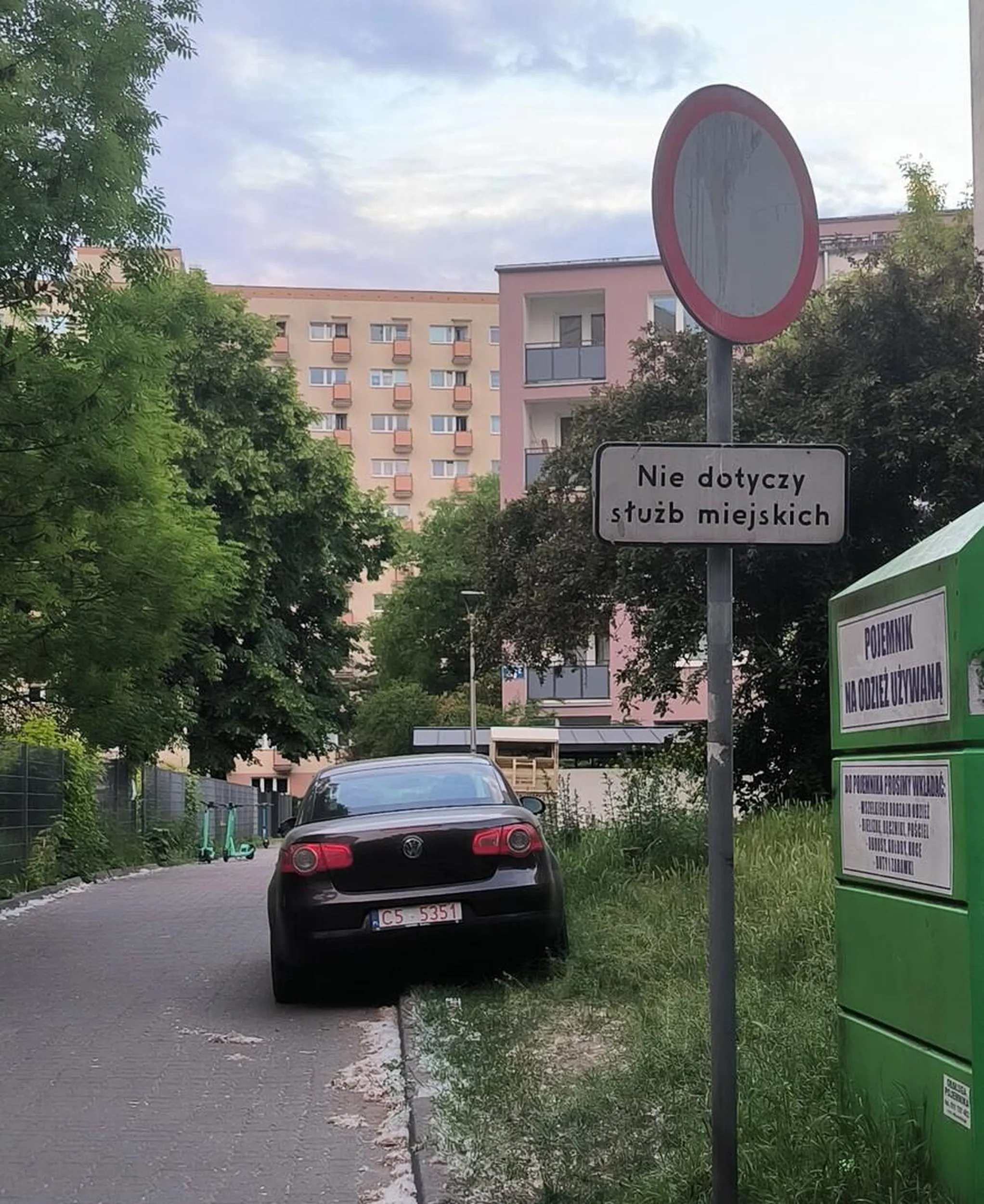 Samochód zaparkowany za zakazem wjazdu, niszcząc zieleń. Stoi co najmniej 2 godziny. Prawo jazdy z chipsów?