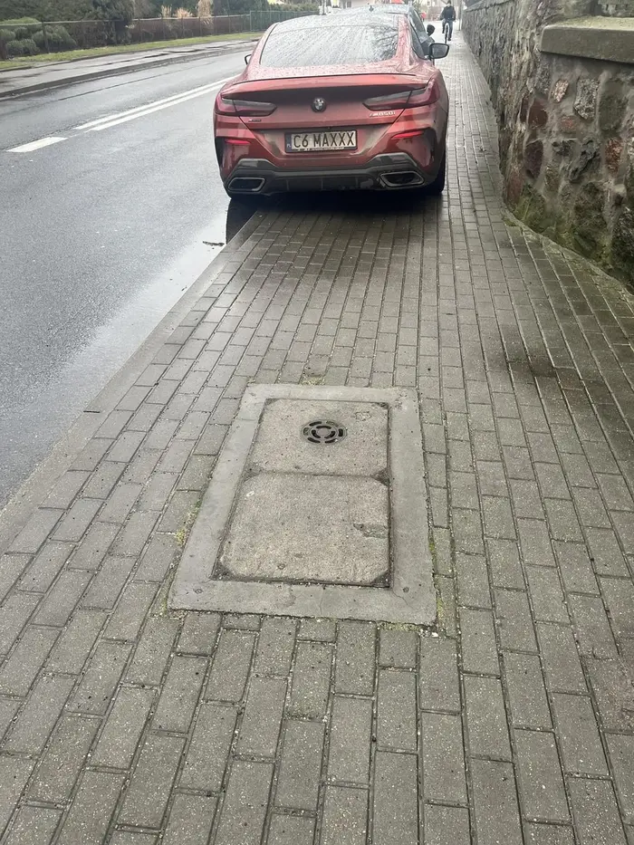 Mistrz parkowania, najważniejsze że do kościoła zdążył, po co komu 1,5 metra chodnika