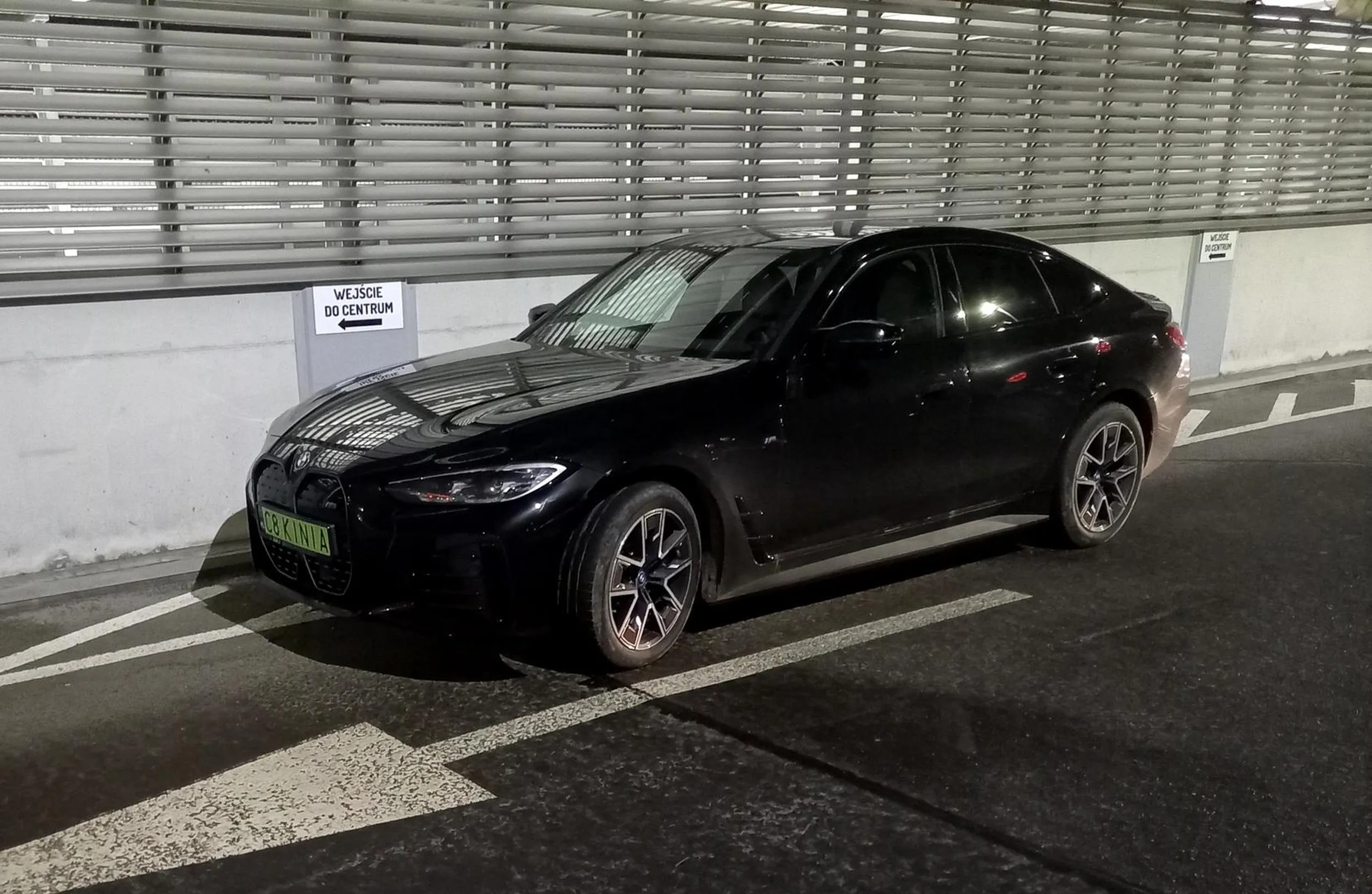 Parking na Żółkiewskiego (Galeria Copernicus), parking pusty - przypuszczam, że tak jak i głowa właściciela. Nie pozdrawiam.