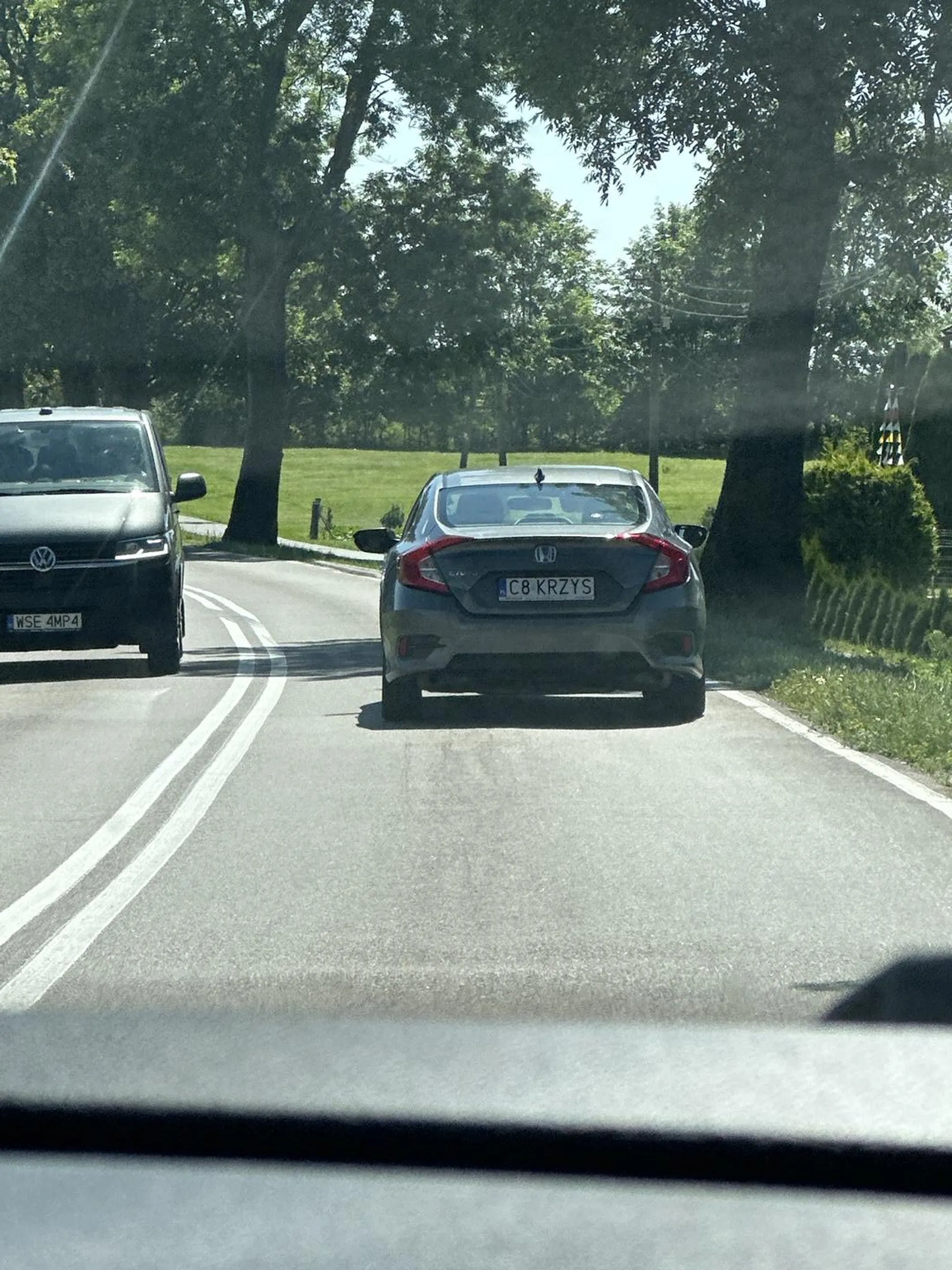 Gościu jedzie 50 na 90. Potrafi wyhamowywać do zera bez powodu.