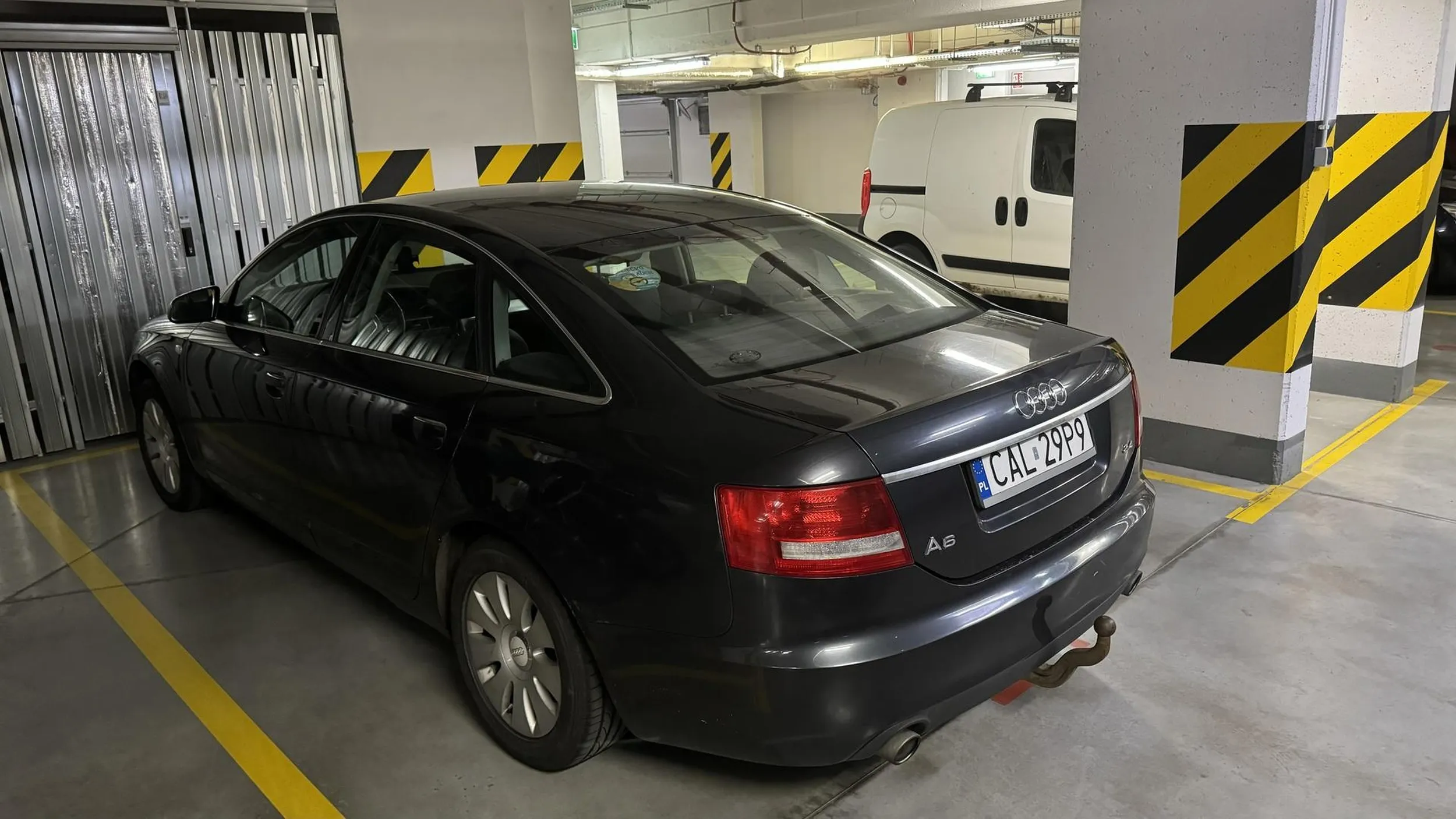 Staje na czyimś prywatnym miejscu dla niepełnosprawnych i nawet nie zamierza przestawić samochodu. Nie pozdrawiam