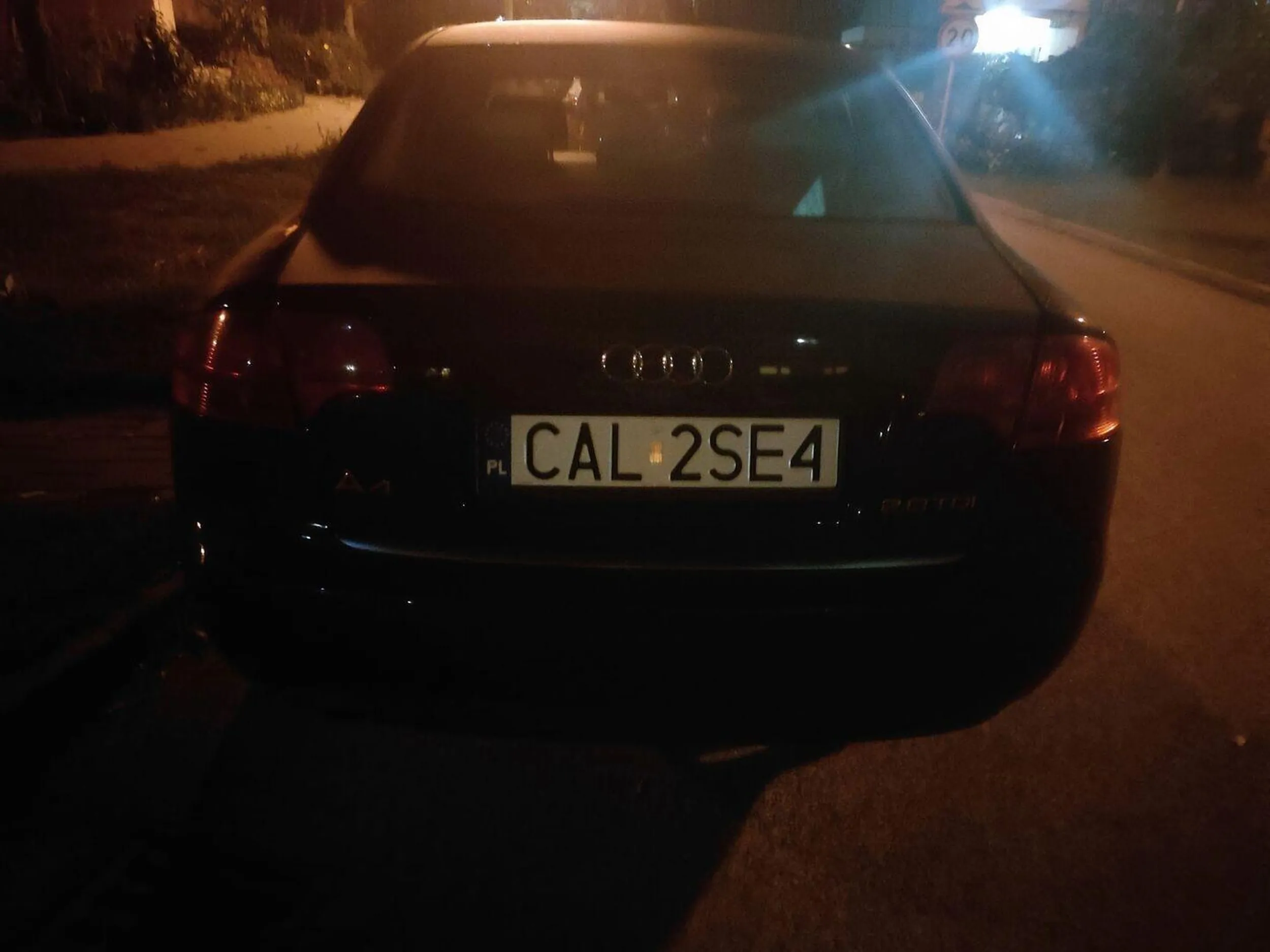 Źródło: facebook Aleksandrów Kujawski. Tak ten słynny podpierdalacz z AK wstawił tutaj to auto :)