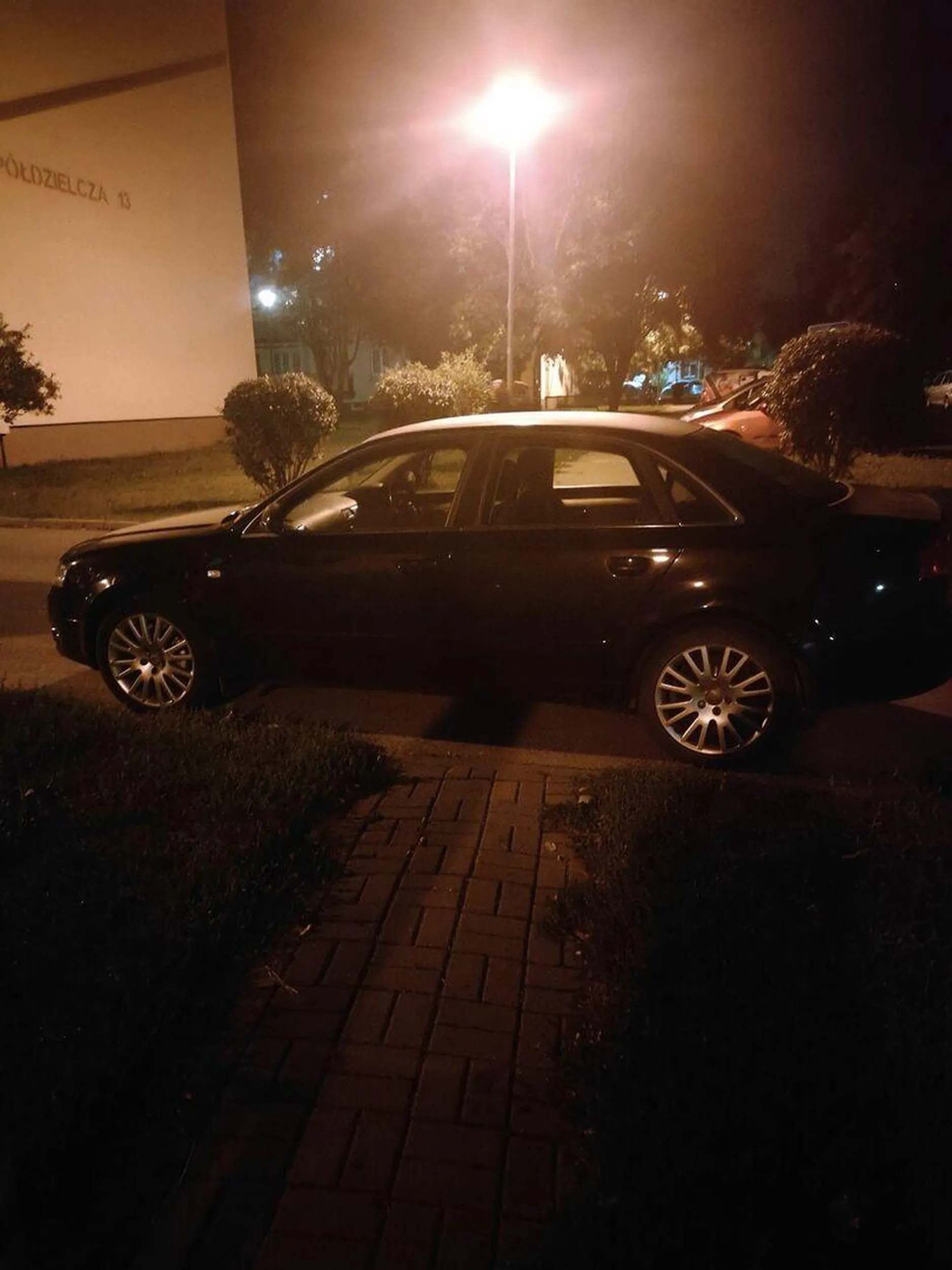 Źródło: facebook Aleksandrów Kujawski. Tak ten słynny podpierdalacz z AK wstawił tutaj to auto :)