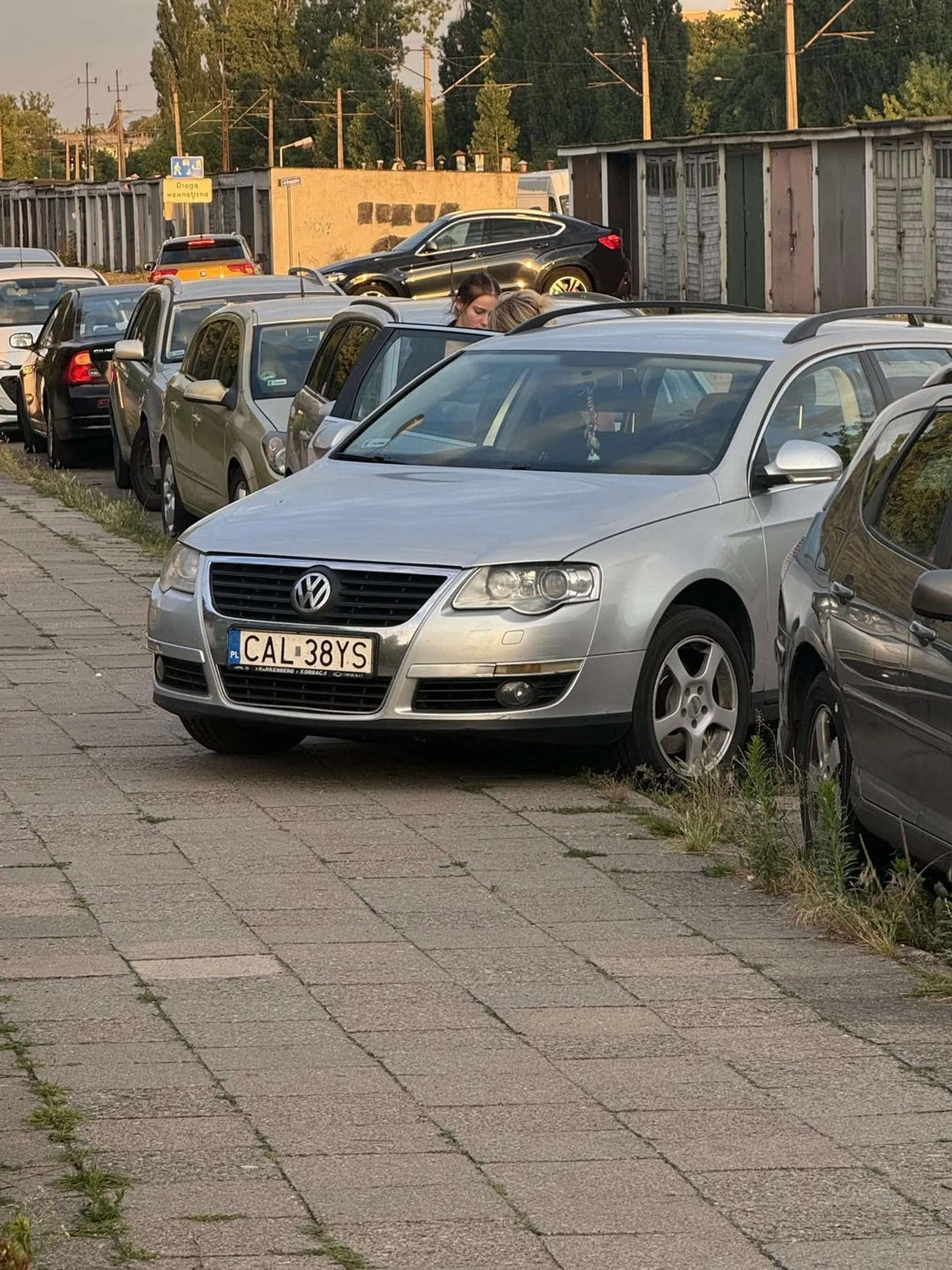 Jaka rejestracja taki kierowca. Na prowincji pod sklepem „u Mirki” tak się parkuje! Kalifornia!