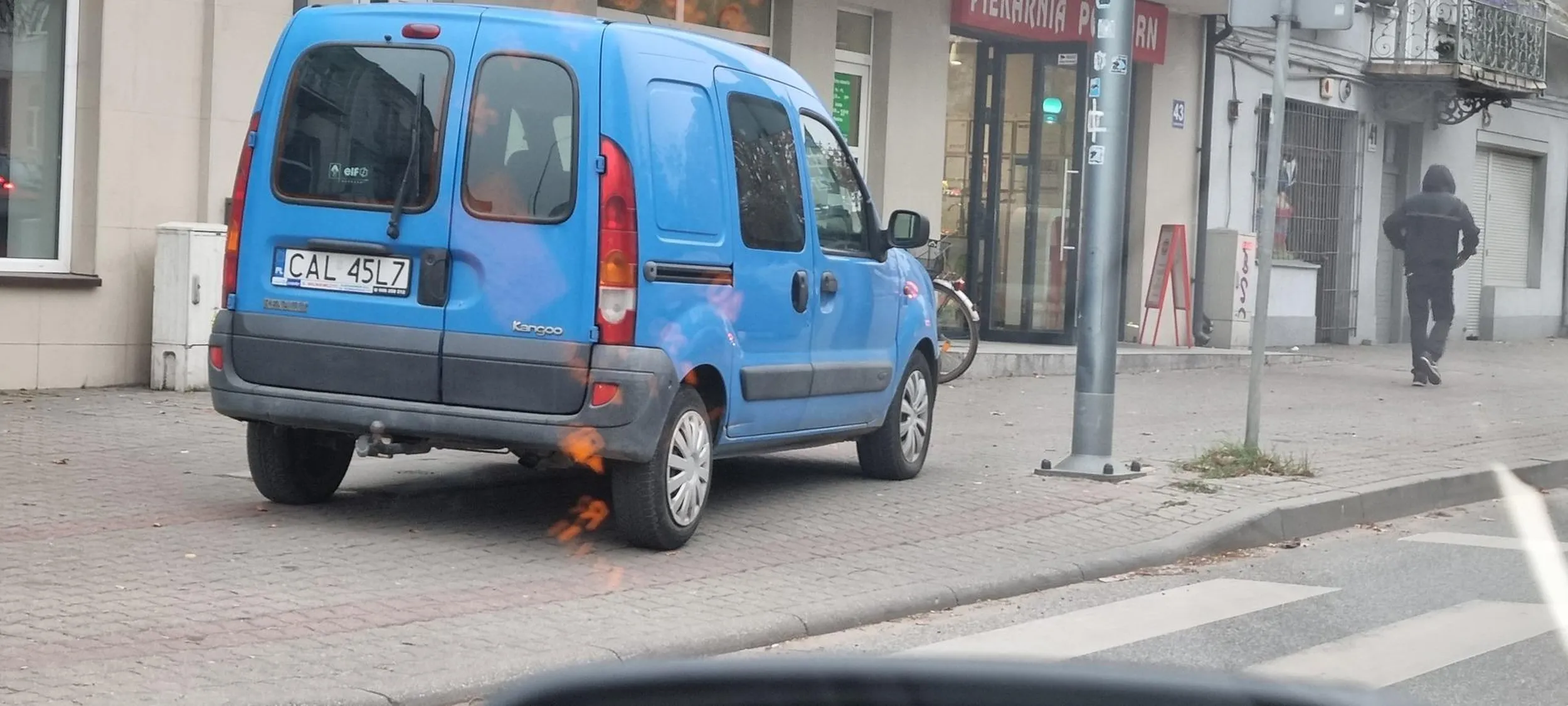 Kierowcę tego auta poniosła wyobrażnia, pomyliła się z pieszymi ?