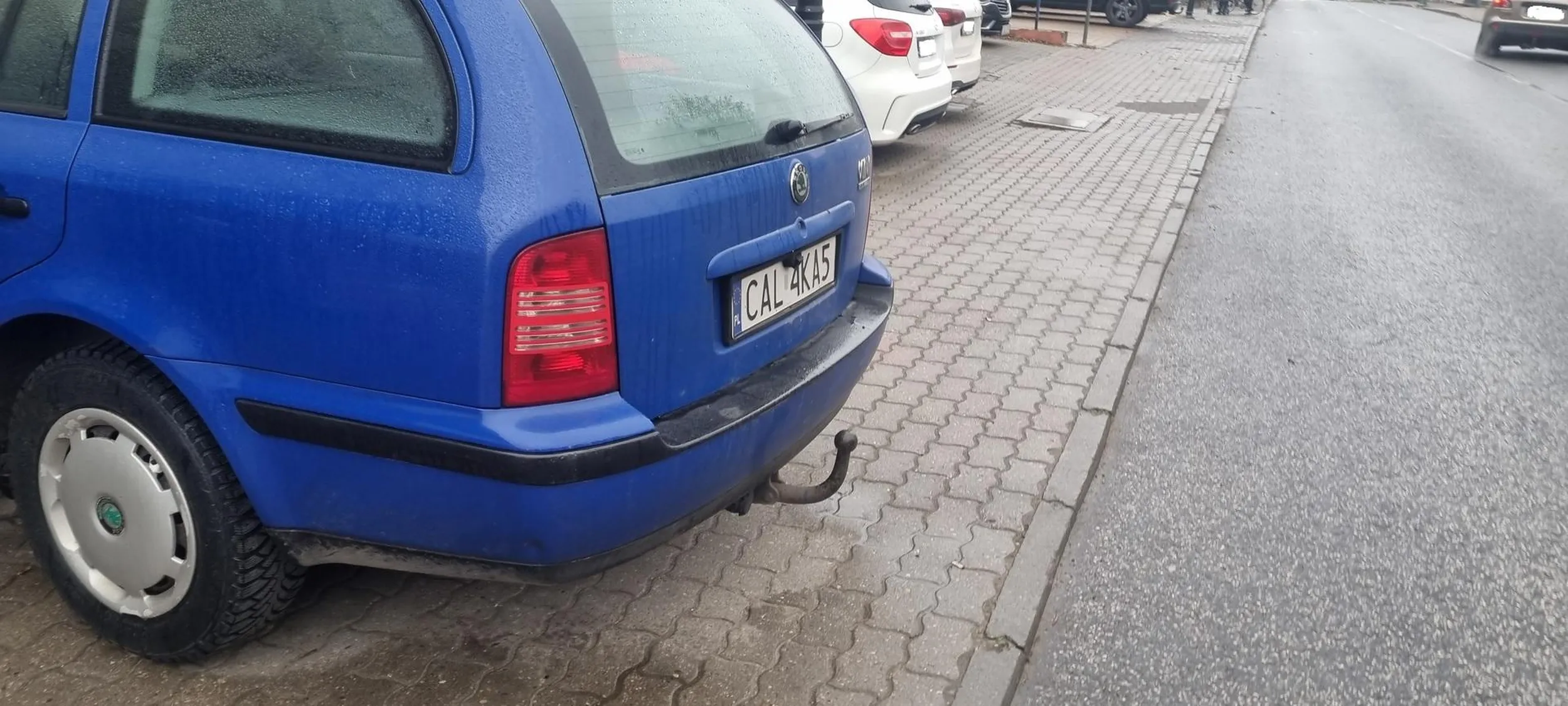 Blokada chodnika przy przychodni :)