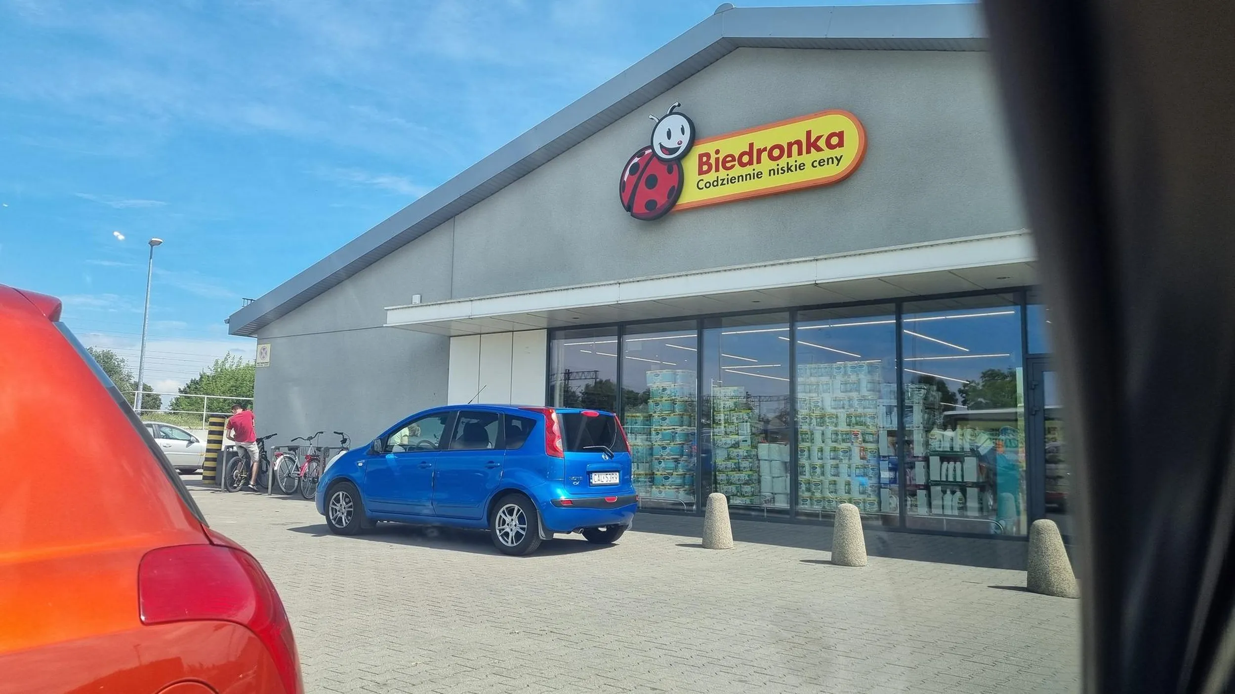 Aleksandrów Kujawski  biedronka słowackiego.  Parking w połowie zapełniony Można? Mozna