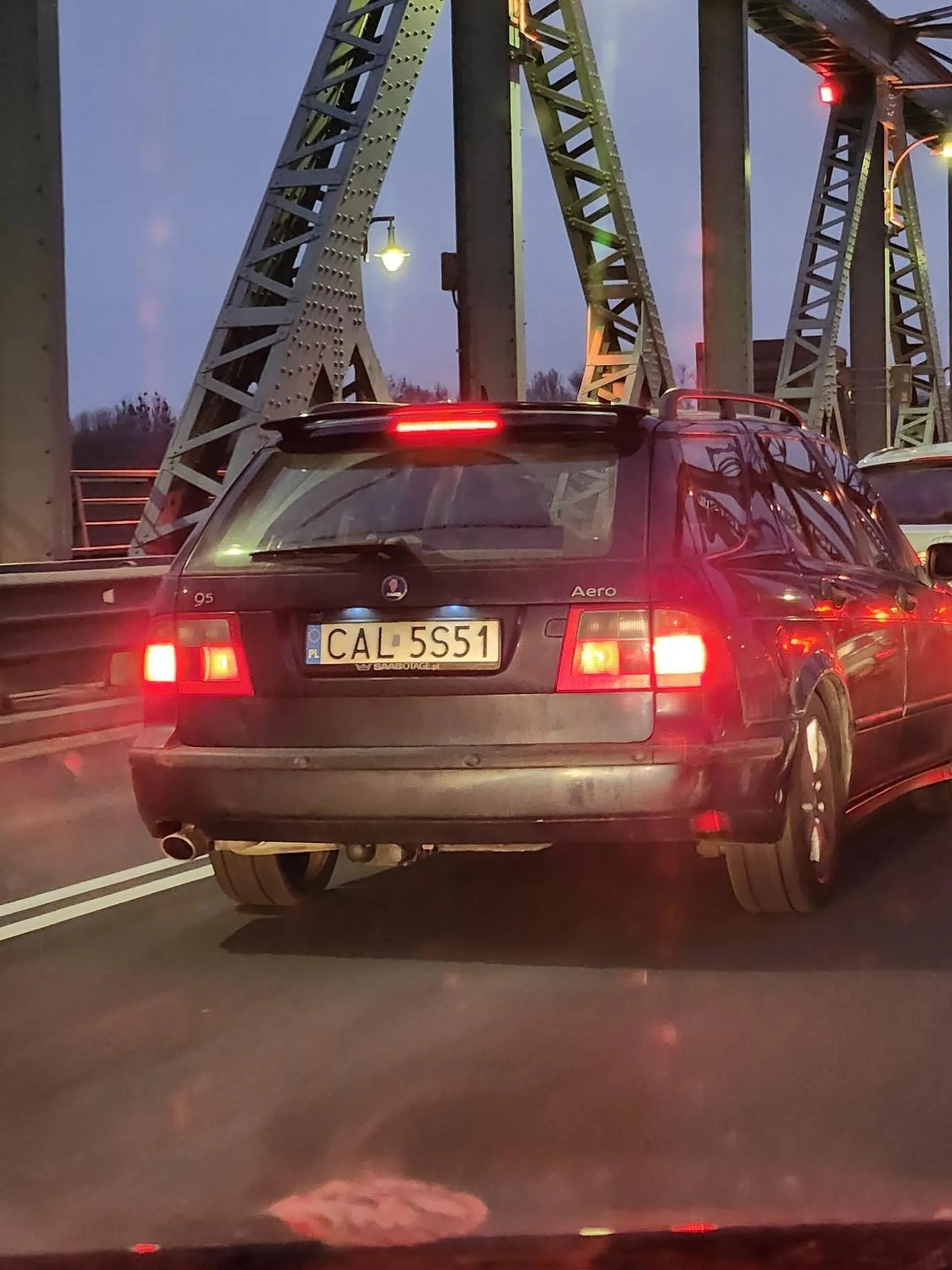 Jak masz problem z kolorami to powinieneś oddać prawko jazdy a nie ładować się na czerwonym i próbować wymusić pierwszeństwo