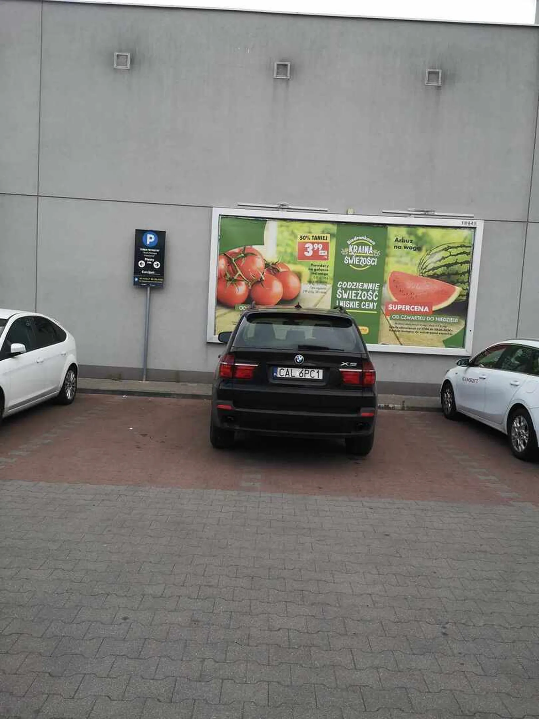 Piątek, godziny szczytu, przed popularnym dyskontem w Toruniu, gdzie jest cały parking zawalony i nie ma gdzie zaparkować, ten kierowca stanął właśnie w ten sposób.