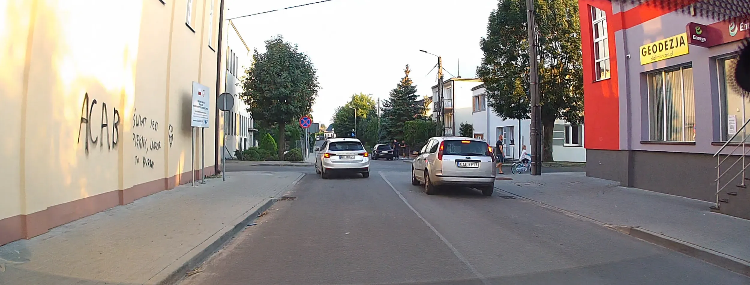 Dziadek czas chyba oddać prawo jazdy - skręcasz w lewo z prawego pasa drogi jednokierunkowej :)