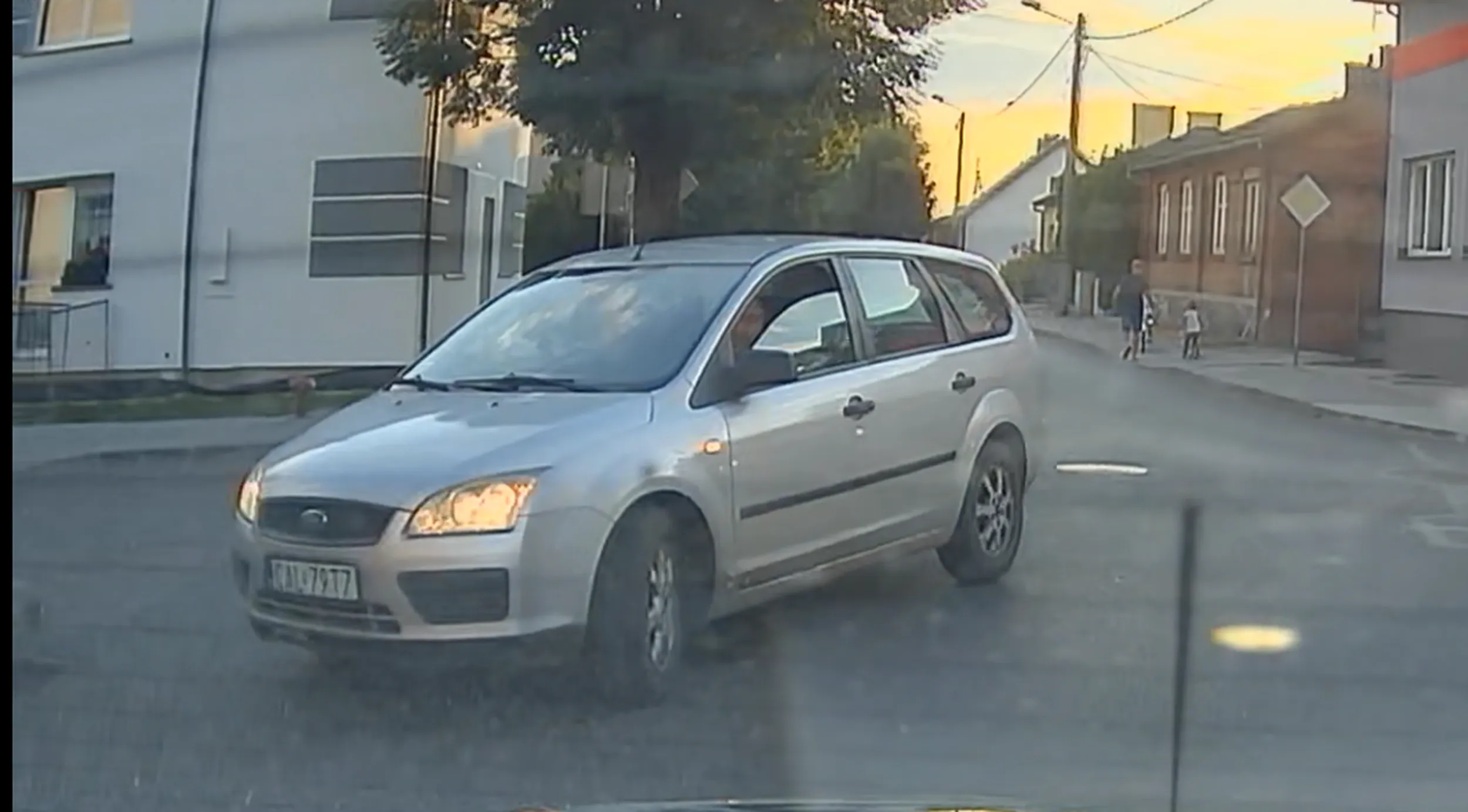 Dziadek czas chyba oddać prawo jazdy - skręcasz w lewo z prawego pasa drogi jednokierunkowej :)