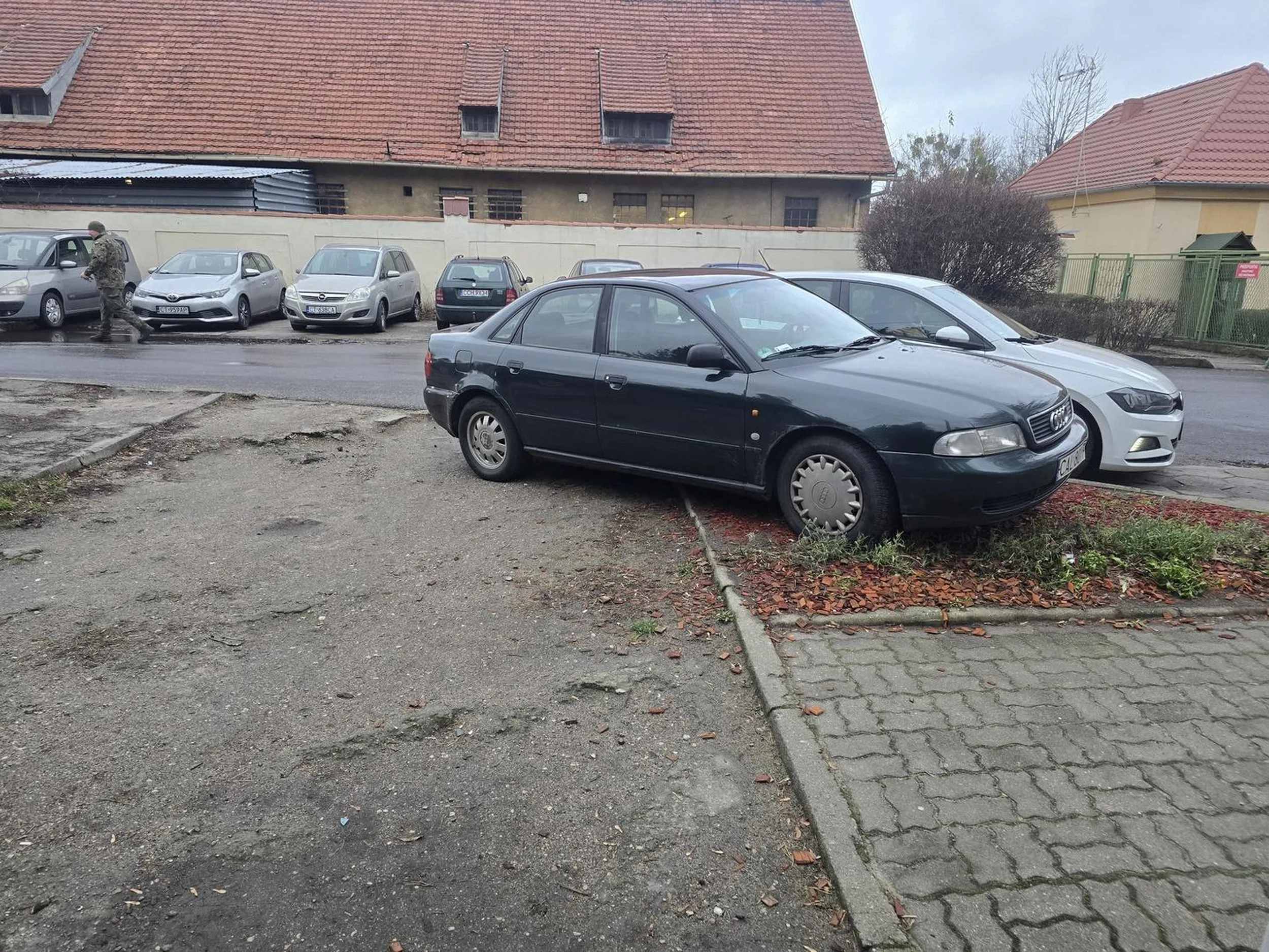 Kierowca zapomniał, że nie zastawia się bramy wjazdowej. Dodatkowo wjechał w kwiaty, które ktoś pielęgnował i starał się aby ładnie wyglądało.