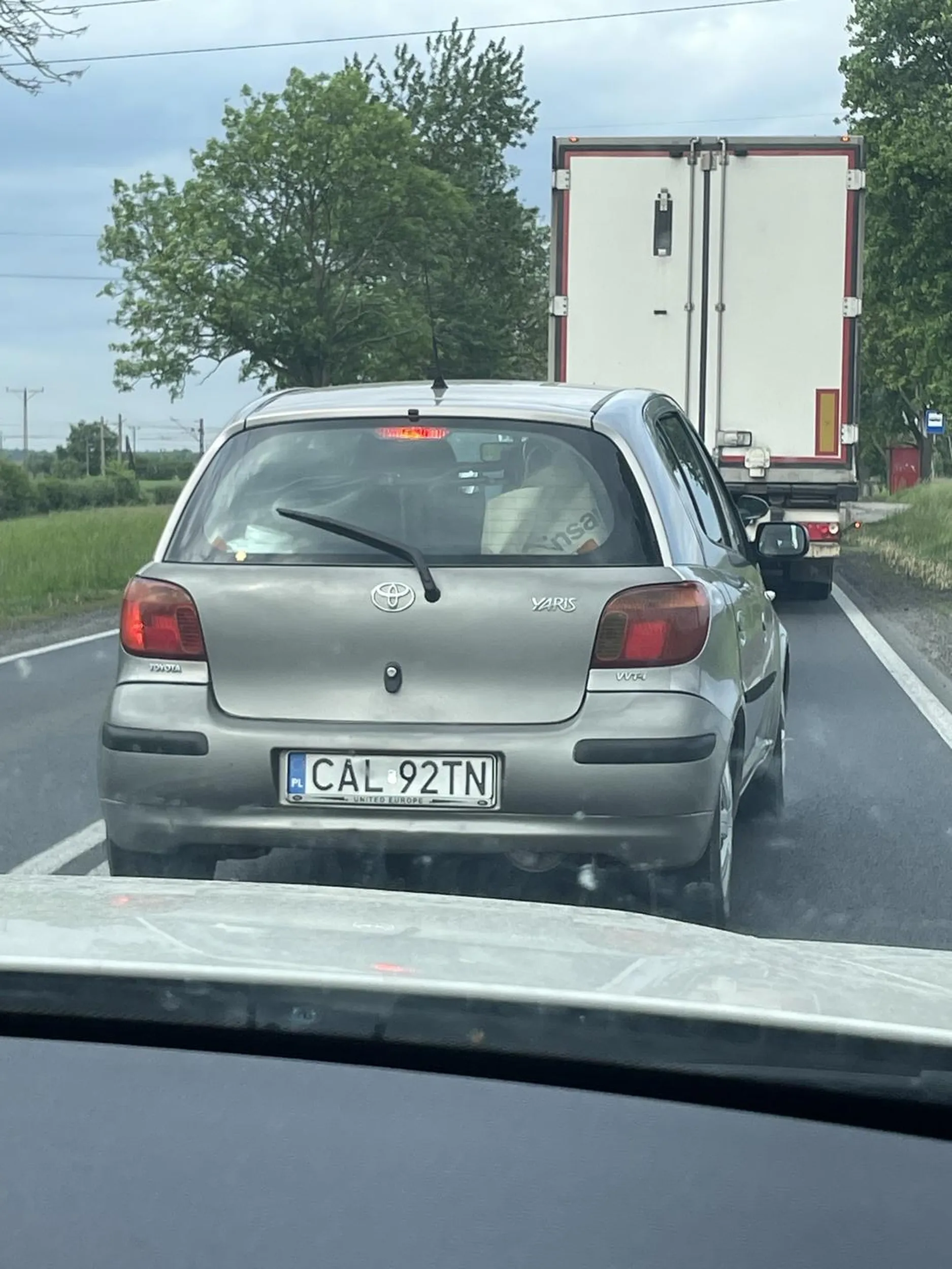 Niewychowany gn0ju puszki się wyrzuca do śmieci a nie na pobocze