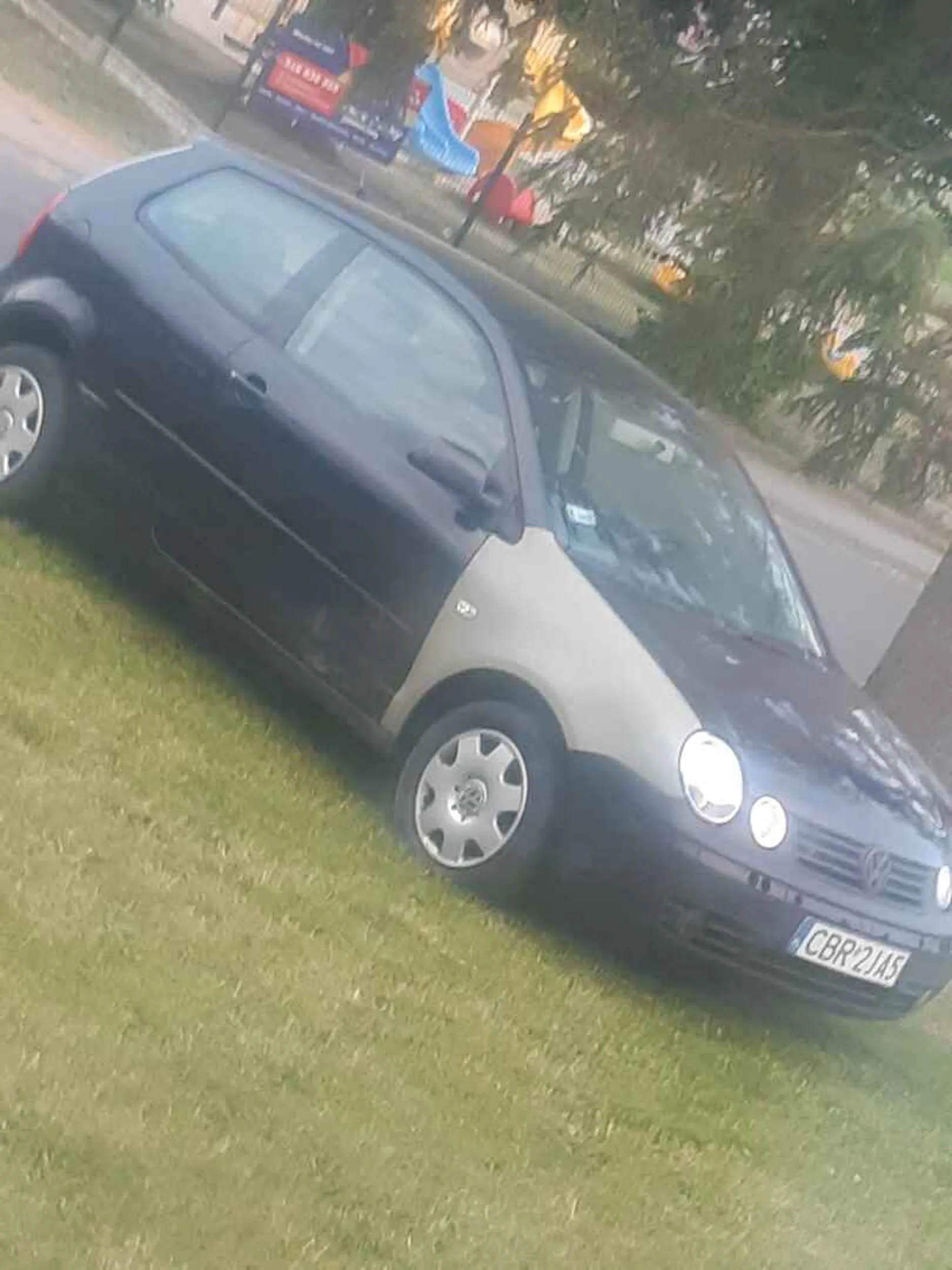 Kolega jeździ autem o klasie cupe po ofroadzie tutaj dowodu mojej cioci wjechał w stragan na jarmarku