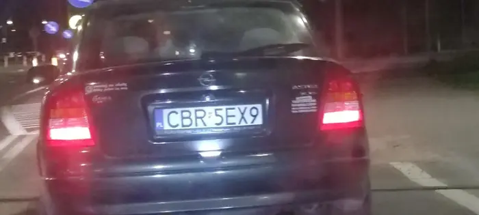 Zjeb który chce wymusić odszkodowanie, chwile przed wjazdem do miasta mnie wyprzedził jadąc 130-140 na godzine, po czym zaczął hamować w losowych momentach