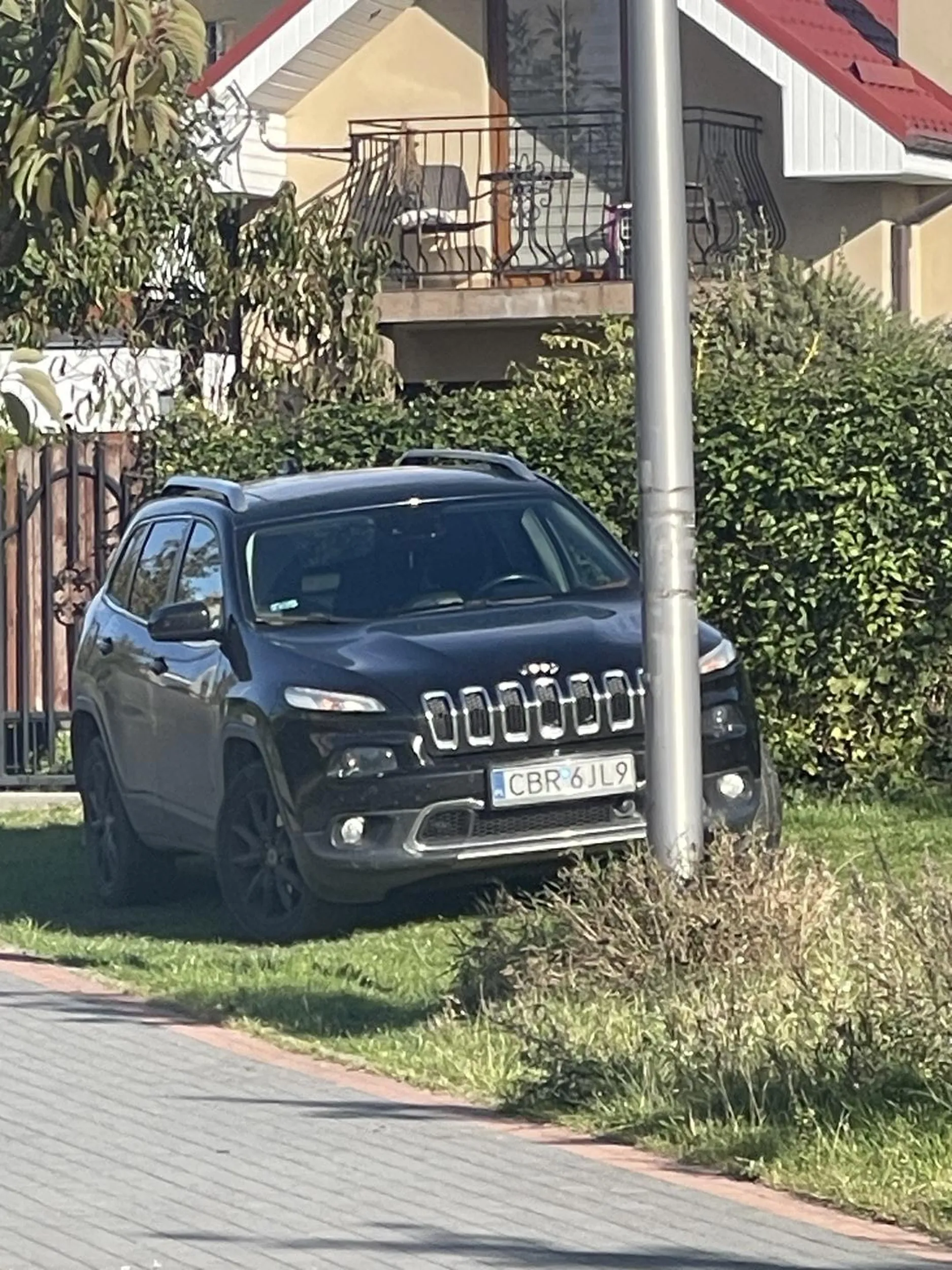 Parkuje na trawniku. Dojazd tylko przez chodnik lub ścieżkę rowerową. Zgłoszony kilkukrotnie i nic. Ewidentnie ponad prawem!