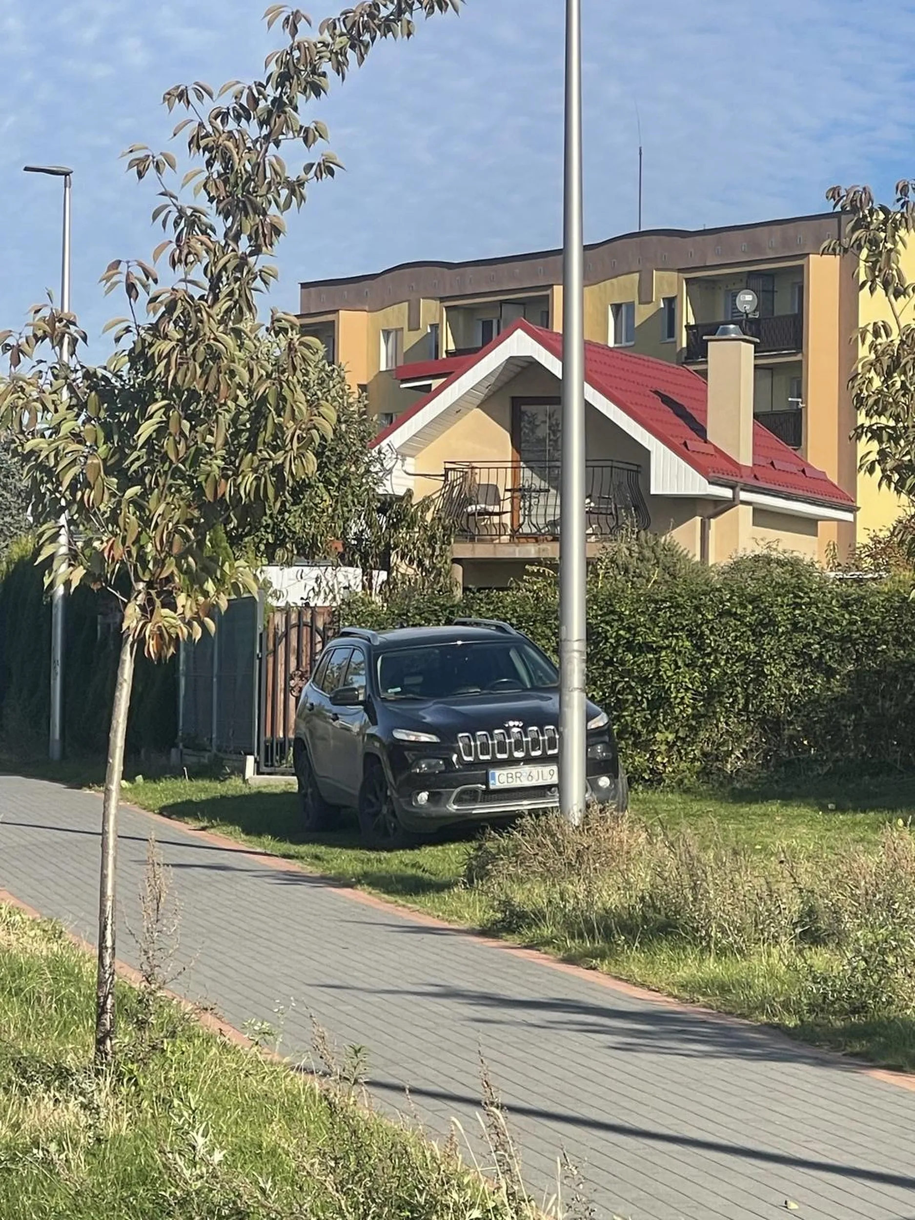 Parkuje na trawniku. Dojazd tylko przez chodnik lub ścieżkę rowerową. Zgłoszony kilkukrotnie i nic. Ewidentnie ponad prawem!