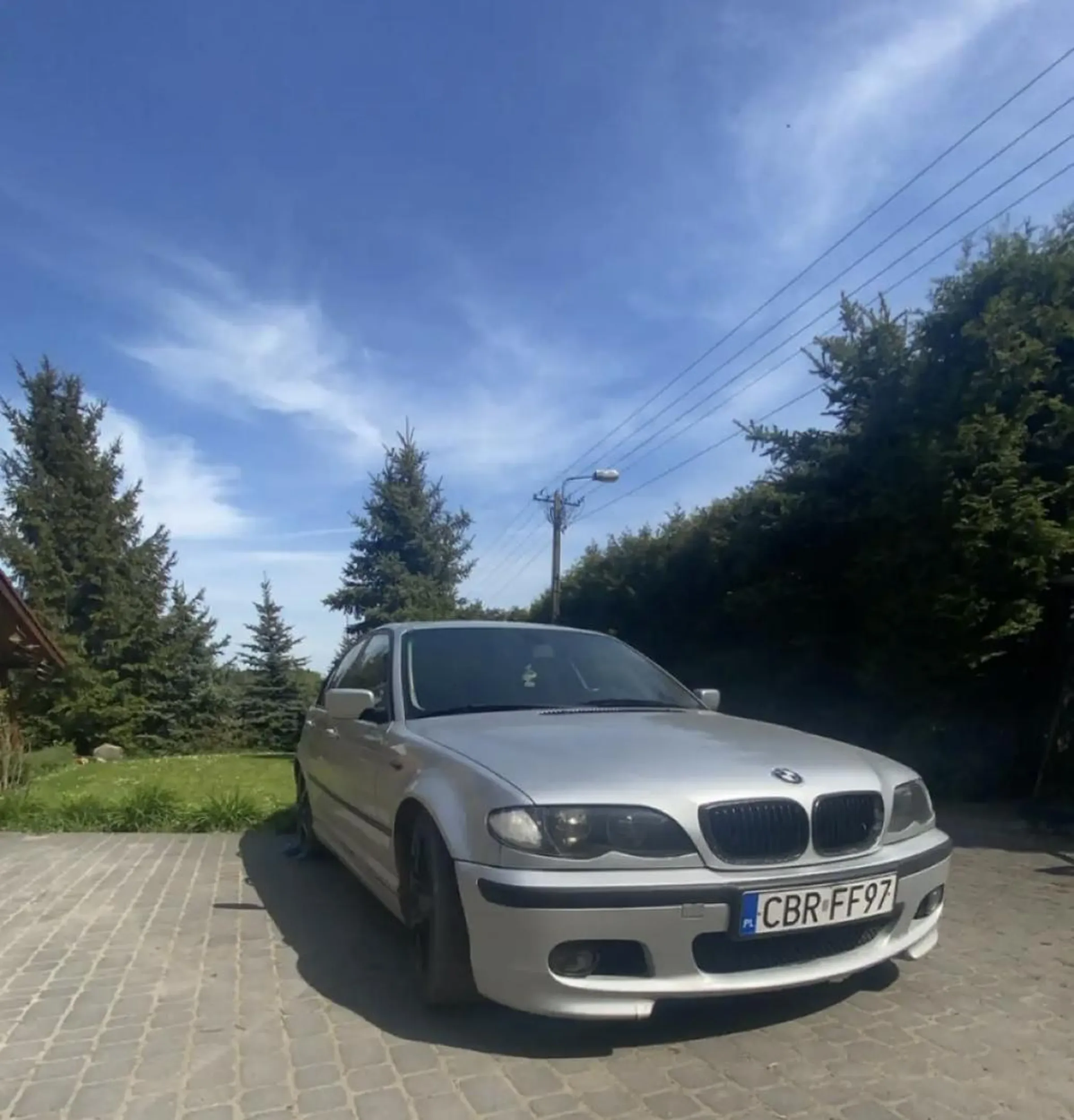 Niebezpieczny kierowca, jeździ na czerwonych światłach, wymusza pierwszeństwa na skrzyżowaniach, w bagażniku trzyma niebezpieczne narzędzie. Uważajcie na niego