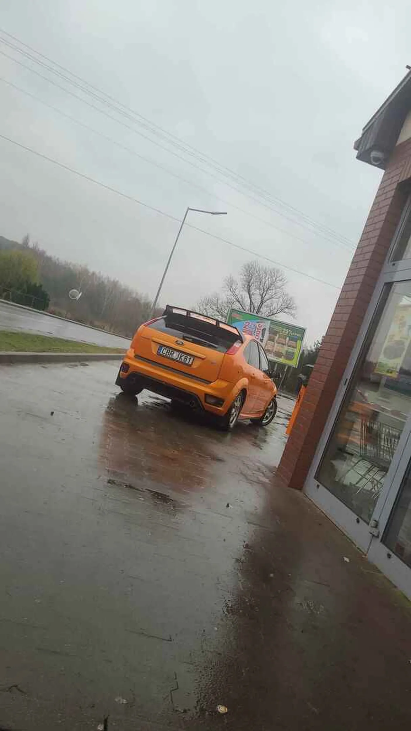 Nie pozdrawiam pana z forda z silnikiem kosiarki, który pokazał mi środkowy palec jak zwróciłem mu uwagę, że zaparkował na środku drogi i nie mogę przejechać