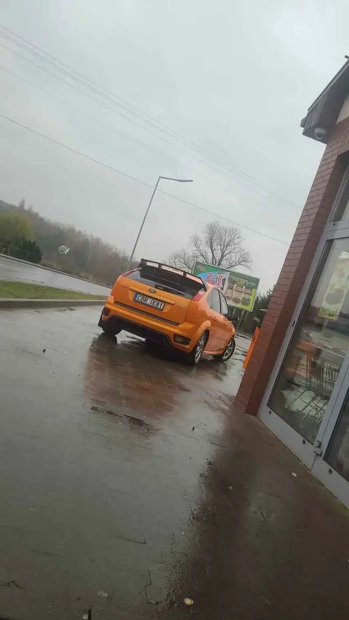 Nie pozdrawiam pana z forda z silnikiem kosiarki, który pokazał mi środkowy palec jak zwróciłem mu uwagę, że zaparkował na środku drogi i nie mogę przejechać