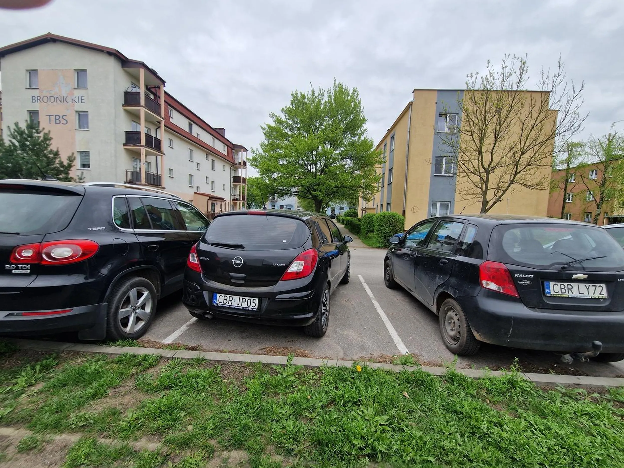 Pan/Pani kierowca nie umie podstaw parkowania. Polecam cofnac się na kurs prawojazdy!!!! NIE POZDRAWIAM!!!!!!!